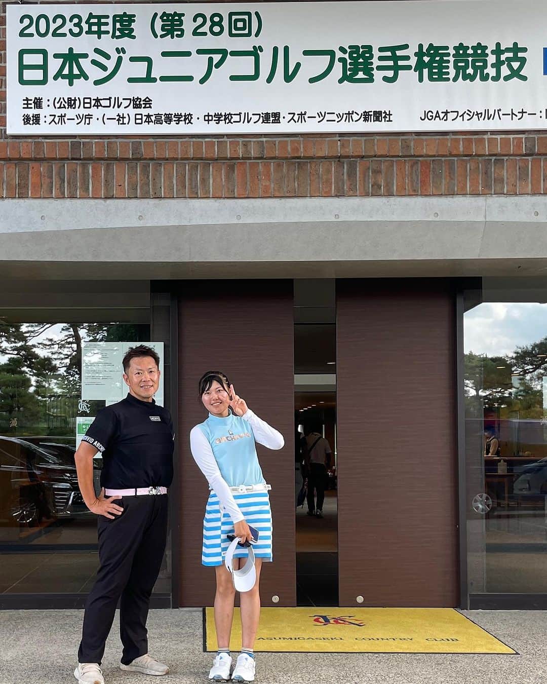 三浦辰施のインスタグラム：「何年も前からこんなオッサンをスーパープレイヤーがフォローしてくれていたのに気付かずごめんなさい(＞人＜;)  @archivio.official   同じアルチビオを身にまとうゴルフファーでもこれからのスターはバーディーだけでなく笑顔もキメてくれて最高です。  @saojima_golf   明日もぶっちぎりで日本女子アマに続いて日本ジュニアも　Wire to Wire でキメテ👍  コーチのお兄さんスゲ〜よマジ！　@kennosukeiijima   #日本ジュニア #飯島早織 #アルチビオ #Teamarchivio #日本女子アマ #WiretoWire #たむプロ #プレメンレッスン #GolfNetWork #自然体スイング #プロゴルファー #ティーチングプロ #PGA #ゴルフコーチ #エナジックスポーツ高等学院 #ありがとう #絶対優勝して」