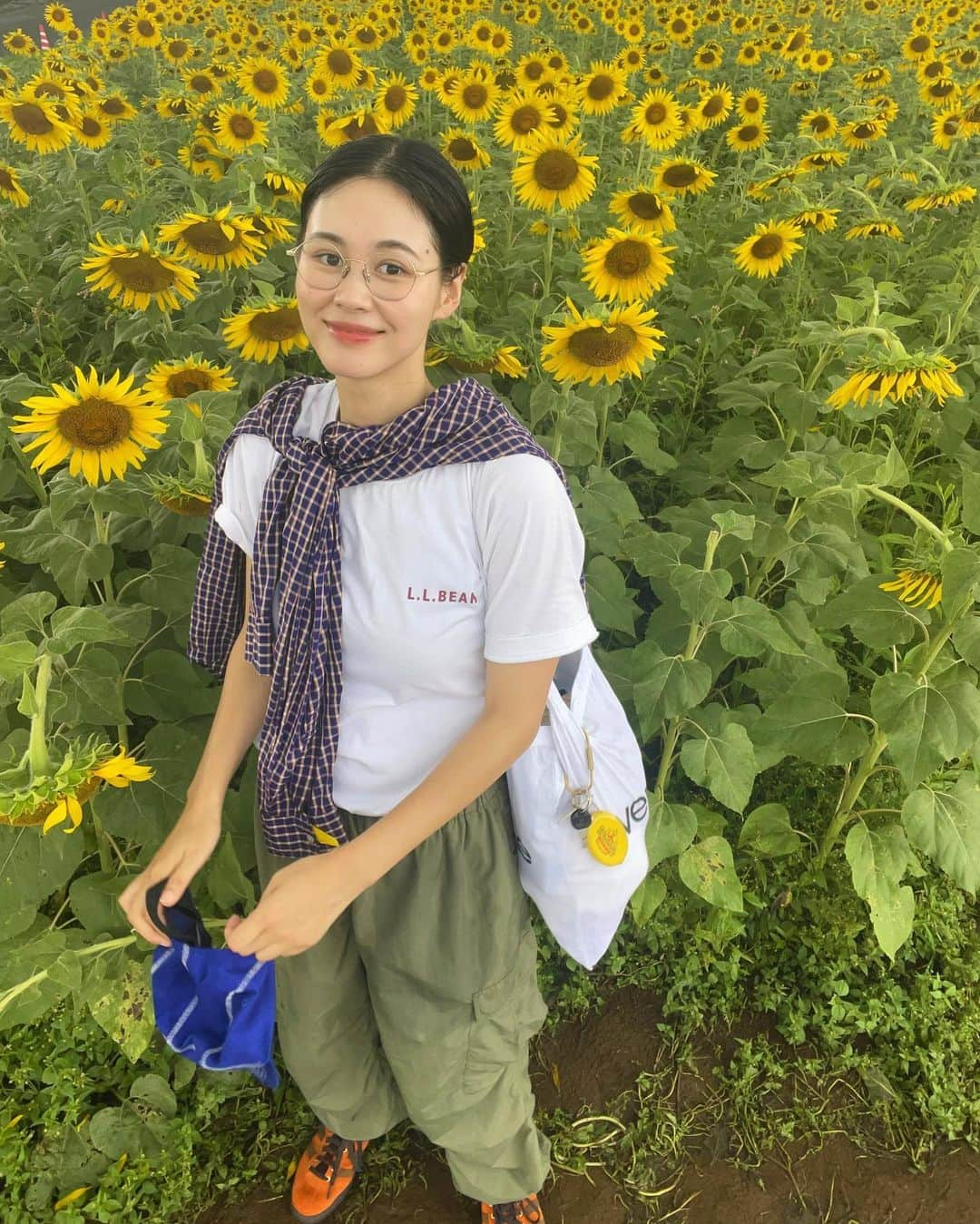 田中シェンのインスタグラム：「残暑お見舞い申し上げます🌻  tops @llbeanjapan  Pants @freaksstore_official  Shoes @adidasoriginals @adidas  Cap @polarskateco  Bag @everyone.tokyo  Shirts @poloralphlauren  Sunglasses @rayban   夏休みっぽいことがしたい！ 早起きしたし、少し遠出したい！ ということで座間市のひまわり畑祭りまで ひとっ走りしてまいりました🙋🏻‍♀️🌻💯 あいにくの台風🌀とごっつんこしたけど 晴れ女パワーで雨時々曇りで最強でした✌🏻  #座間駅  @cafe.impression_zama  ________________________  駅に着いたとたん大雨の土砂降りに なりまして、傘を持ってなかった私は 途方にくれてたけど、駅前に開いてるカフェがあって 飛び込みました❗️都市部から少し離れると朝から やってるお店少ないからかなり助かります😭 チーズとサバのサンドウィッチ、アイスカフェオレを いただきました☕️🐟　 少し懐かしいお母さんの味がした☺️(とても良い意味で)  #座間ひまわり畑  ________________________  メインイベントのひまわり🌻会場までは バスで15分歩いて15分のところにありました！ 田んぼ道を歩くと、鹿児島を思い出します🌱 そして夏生まれなのでひまわりを みるとテンション上がります☀️ 一面の見渡す限りのひまわり畑が2、3個点在 していてジブリな世界観だったー‼️ そういえば「君たちはどう生きるか」見ました？ 駿で育った世代なのでやっぱり好きでした。  ________________________  How is your summer break or summer vacation  So far ? R u having fun under the sun 🌞? Here in #zamashi has full blossom of sunflowers🌻  Waiting for you 🙋🏻‍♀️‼️feel like part of van Gogh‘s painting 🖼️ u can live in there if this was a Harry Potter world 🌎 LOL it’s nice to admire flowers once in a while. Wishing u wonderful summer! Don’t forget the  Summer assignments too!  ________________________  #夏休みの思い出作り #夏の思い出ごはん #ひまわり畑🌻  #ひまわり畑コーデ #ひまわり畑デート #座間グルメ  #東京日帰り #llbeanstyle #llbeanトート #adidasコーデ  #raybansunglasses😎 #polarskateco  #シャツコーデメンズ #tシャツコーディネート  #シティガール #シティボーイファッション   #tokyotourguide #여행일기📔  #tokyofashionattitude #여행일기✈️ #푸드스타그램🍴  #카페스타그램☕🍨🍰 #每日穿搭分享  #日系穿搭 #日本旅行✈️ #푸드스타그램꿈나무」