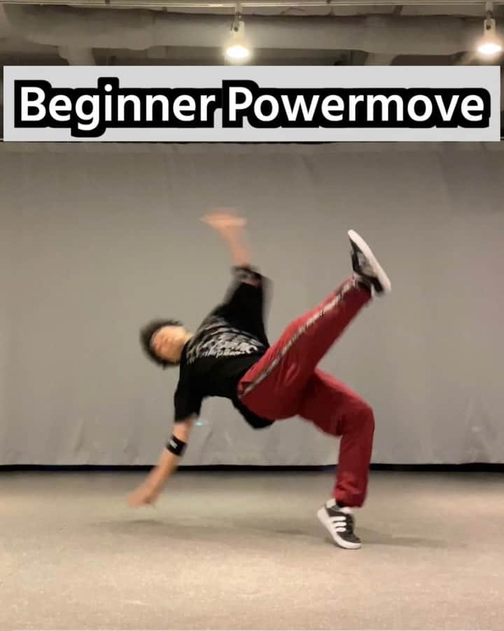 SNACK（野村直）のインスタグラム：「Beginner Powermove 4 selection パワームーブ初級、中級技 4選 【 #snackskillcollection 】  Let's try Bboy & Bgirl  1.swipe スワイプス 2.coin drop コインドロップ 3.tapmill タップミル 4.hand stand circle 倒立旋回  follow me @bboysnack  ㅤㅤㅤㅤㅤㅤㅤㅤㅤㅤㅤㅤㅤ #tapmill #handstandcircle #powermove #powermoves #breakin #breking #スワイプス #タップミル #倒立旋回 #ボム #コインドロップ #freeasyclothing #underworldgear  #1945木 230817」