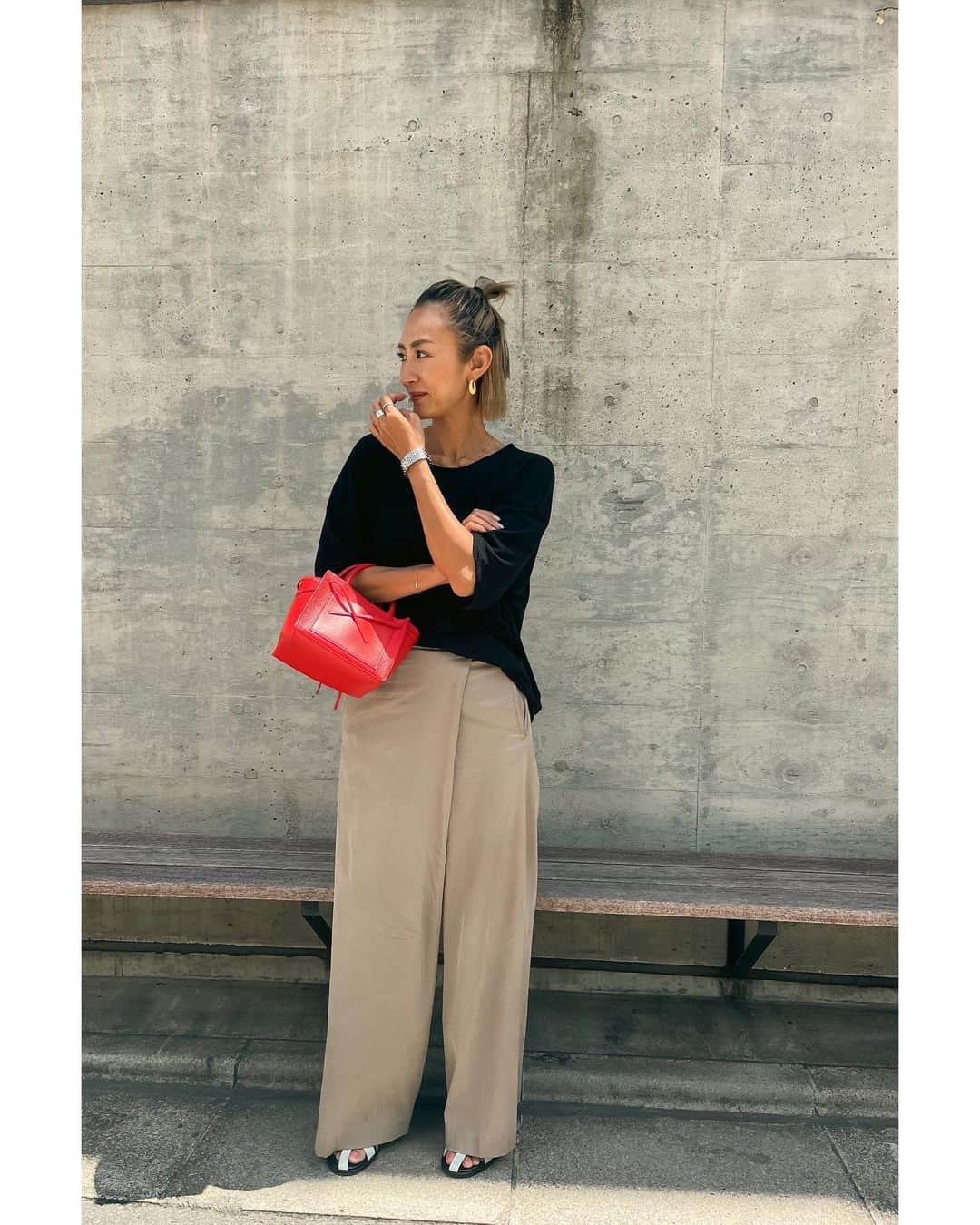 のインスタグラム：「今年の秋冬は 赤の気分❤️  フレンチっぽく 差し色REDにしたかった◡̈  soooooon!!  @h.v.f.n   #hvfn #bag」