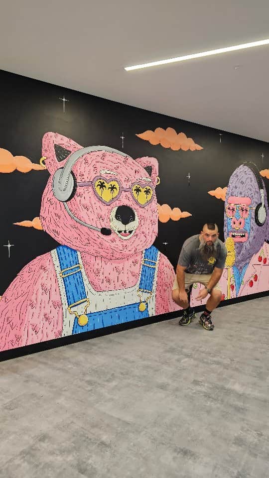 MULGAのインスタグラム：「So rad to be commissioned by Tik Tok to paint a mural in their amazing new Sydney office. Wait till the end of the video to see the famous Sydney views 🪟🎆   It took 3 days to paint and my daughter helped me the first day. It was next to the IT help desk and recording studio with the design incorporating elements from each.  Another fun fact, both the wombat and gorilla are NFTs from my @mulgakongznft collection.   #mulgatheartist #mulgakongz #artistlife #artistsofinstagram #art #artoftheday #arte #artcollector #australianart #australianartist #artistsoninstagram #artistlife  #ArtisticExpressions #artist  #mural #muralart #muralartist #australianstreetart #painting #muralvideo」