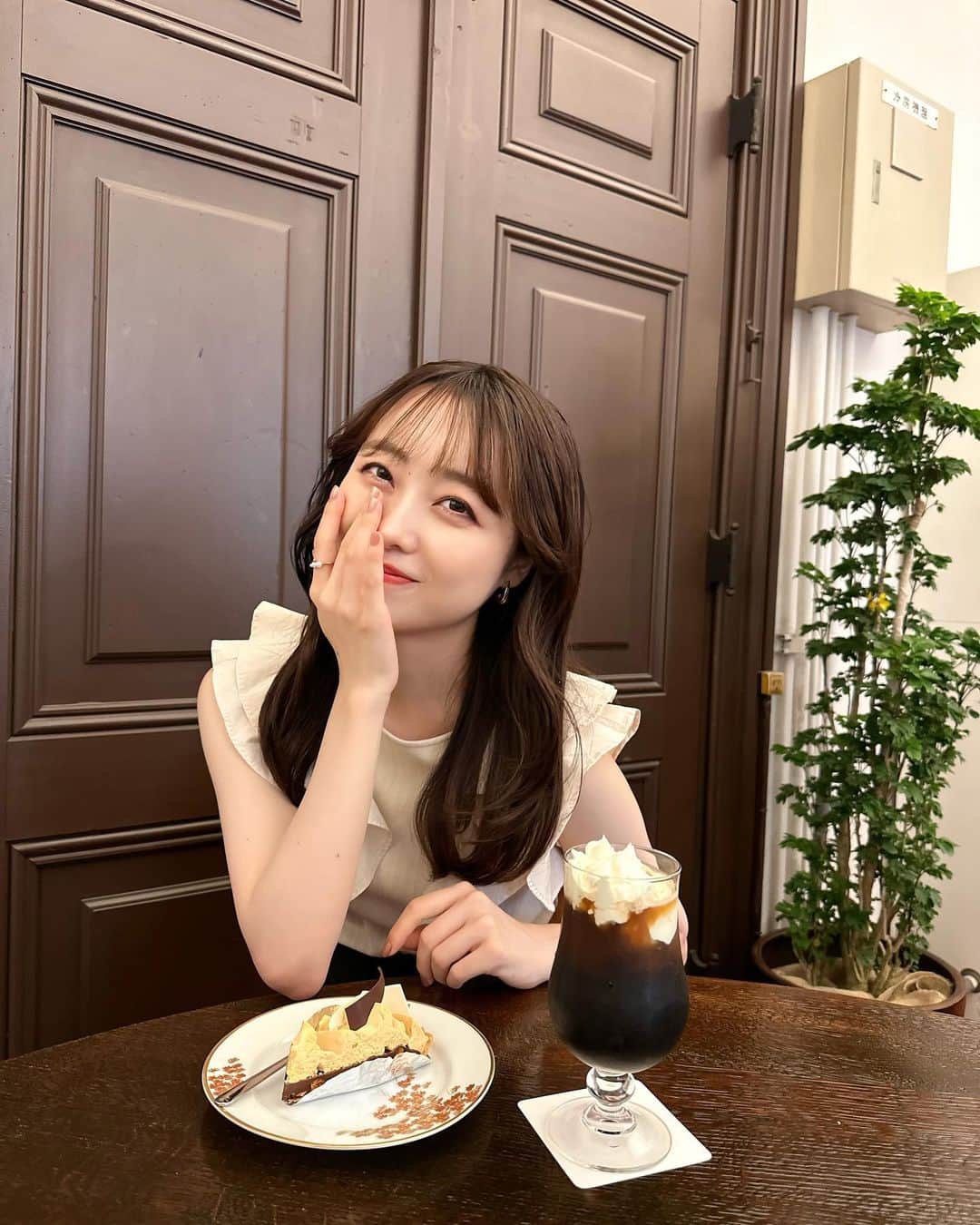 志賀可奈子さんのインスタグラム写真 - (志賀可奈子Instagram)「京都府庁内にて🍰☕️  前田珈琲のスイーツはいつも美味しい…！♡  #salonde1904 #前田珈琲 #京都府庁旧本館 #重要文化財  #洋館 #京都カフェ #京都ランチ #京都喫茶店」8月17日 19時58分 - kanapan_ya