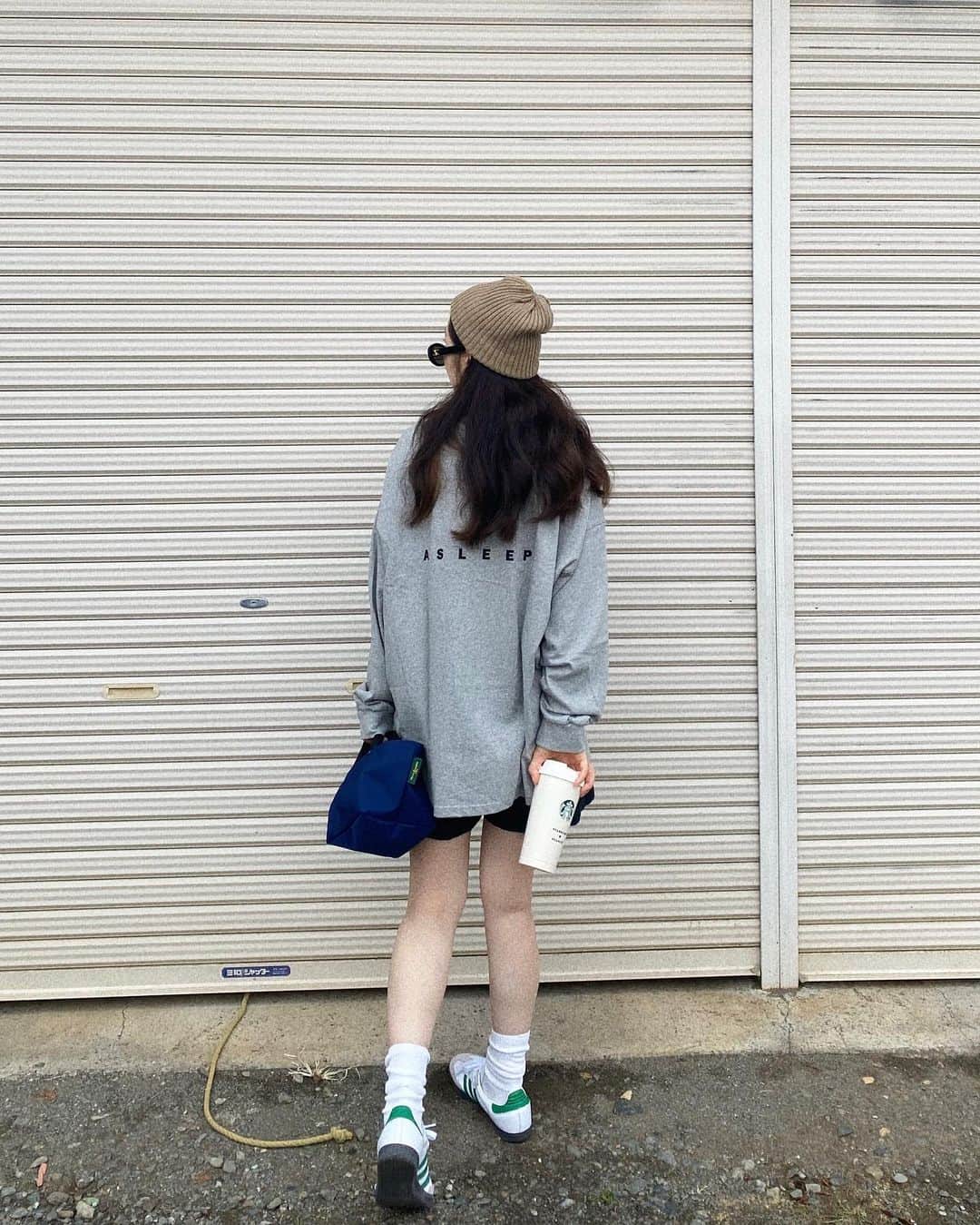 のインスタグラム：「〻𝕔𝕠𝕣𝕕𝕚𝕟𝕒𝕥𝕖〻 きのうは涼しくて、なんだか急に秋🍂 ロンTにショーパンのバランスすき♡  バックプリントがかわいいロンTは @reca_official  の❤︎ グレーのロンT持ってなかった🩶  楽ちんコーデ大好き🩶  ＊ ＊ #reca#recaコーデ  #秋コーデ#ロンT #ママコーデ#アラフォーコーデ #locari#mamagirl #mineby3mootd  #大人カジュアル #ショートパンツ#adidassamba  #アディダススニーカー」