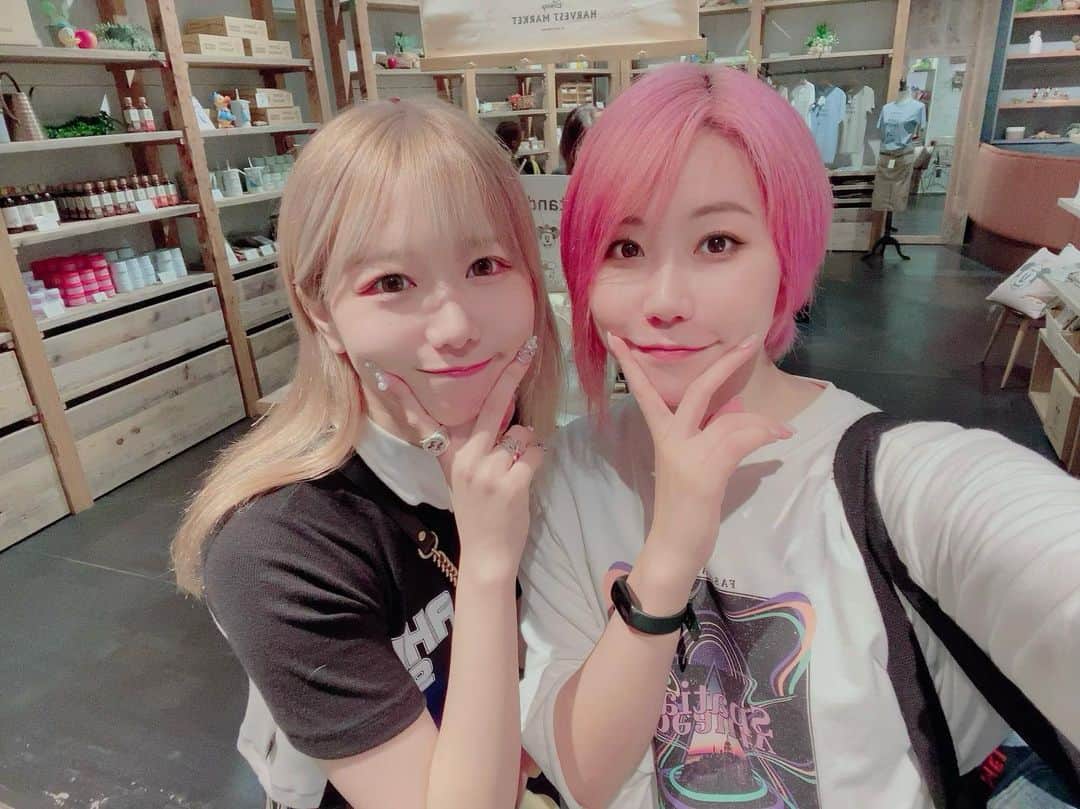 miumeさんのインスタグラム写真 - (miumeInstagram)「217&Miume💙💜  打ち合わせランチでした🍽️ 金髪になちゃんかわいいね😍🫰」8月17日 19時51分 - miume_1220