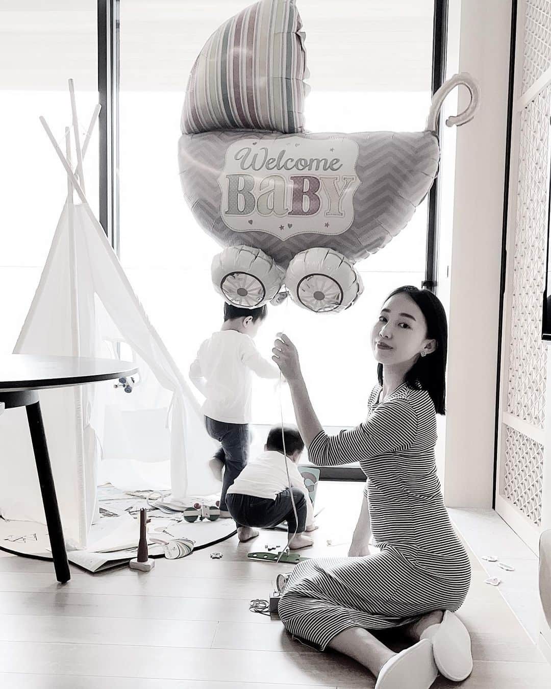 田中麻衣のインスタグラム：「まだ妊娠初期の頃。  リッツカールトン日光へ家族で伺った際に支配人の方からバルーンのサプライズがありました。  夫がレストランの予約をする際に支配人の方には妊娠していることを伝えていたようです。  子どもたちと、みんなカメラ目線で撮りたかったのですが... キッズテント⛺️とお部屋に用意されていたおもちゃに夢中。  #リッツカールトン日光」