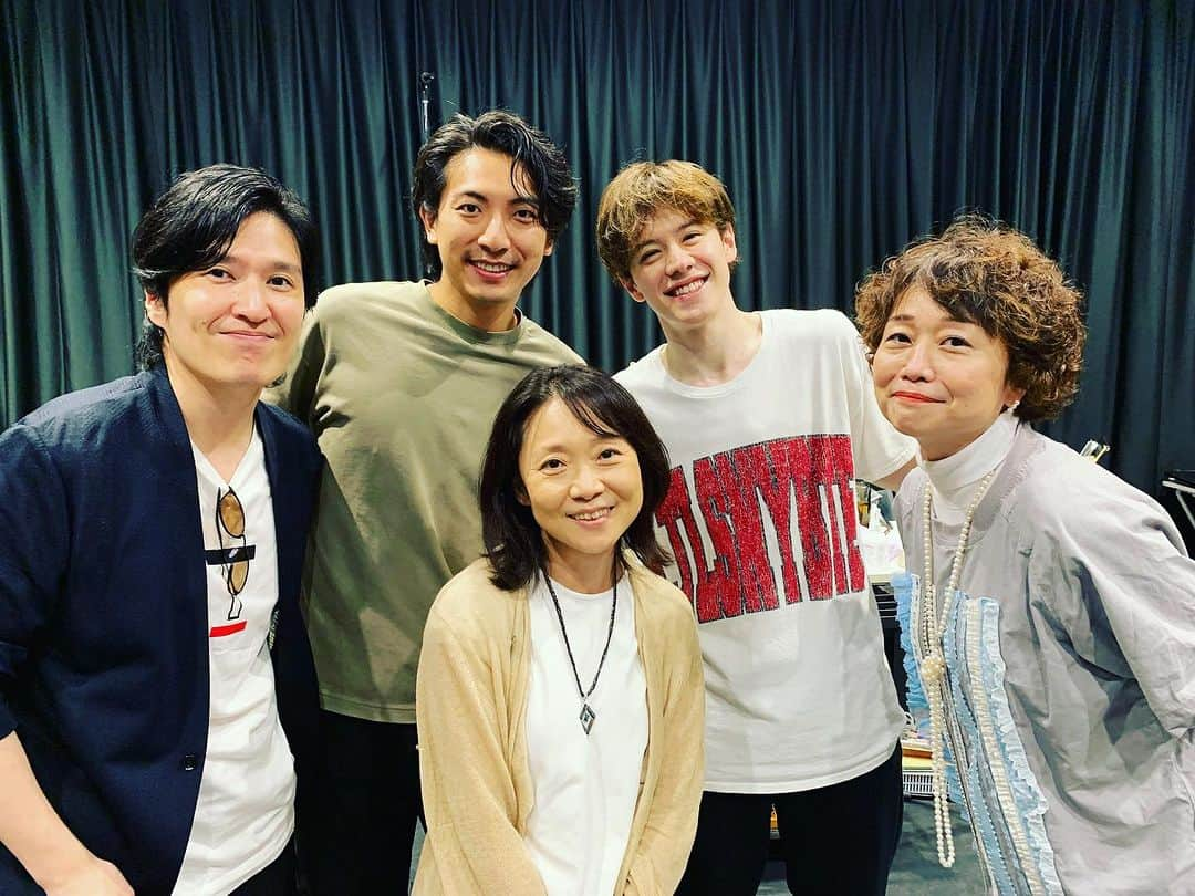 上山竜治さんのインスタグラム写真 - (上山竜治Instagram)「こんな素敵なチームありますか！お三人の信頼関係が凄い。 とにかく芝居を大事に台詞、音楽を創り、とことん俳優、役の動機を尊重して演出して下さってます。  感情を振り切ってみると言う目標の下行われた初稽古通し。 収穫があった分、てんわやんわしたのは言うまでもない。面白くなるはず！したい。  公式より↓↓ 🎨9/12開幕 ミュージカル #アンドレデジール  2ペアともに初の通し稽古が終了！ この日のエミールとジャンは #ウエンツ瑛士 さんと #上山竜治 さんでした。 前方は左から 音楽 #清塚信也 さん、脚本 #高橋亜子 さん、演出 #鈴木裕美 さん。  情熱を分かち合う喜びに満ちた本作。 まさにそんなチーム。」8月17日 19時52分 - kamiyama_ryuji_0910