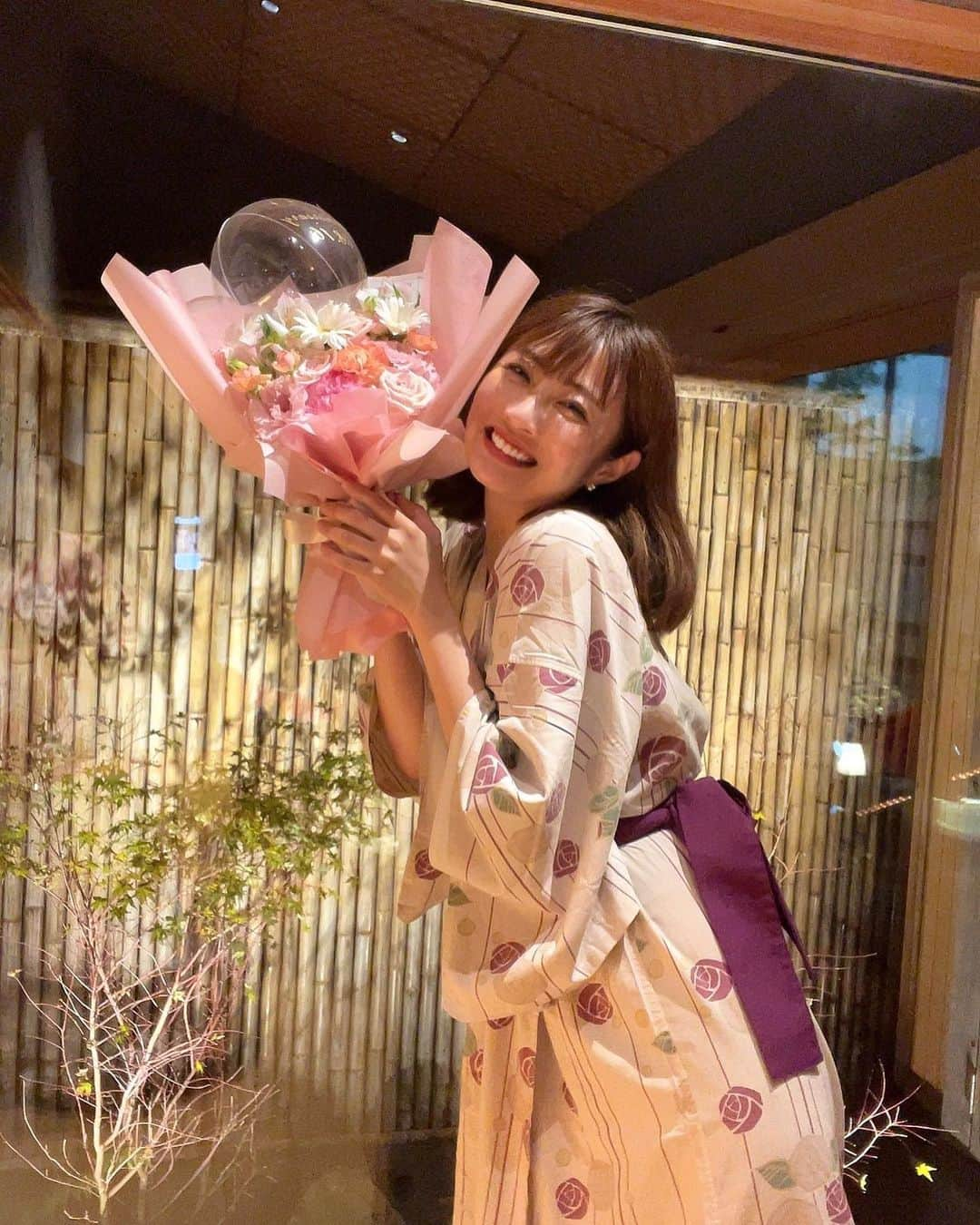 古川真奈美のインスタグラム：「. . 今回サプライズで準備したのは、 Ms Peonyの花束💐と ドルチェマリリッサのケーキ🎂 ⁡ ここの花束 @mspeony_osaka  可愛すぎない？？💕 (自分がもらったかのような写真を載せるやつw) ⁡ 前からここずっとフォローしてるんだけど… 全部可愛い花束ばっかりだから、ぜひ見てほしい！！ インスタ映えするお花なので、プレゼントには超おすすめ😍🎈 ⁡ 母の日の時もここの花束を送ったんだ〜❤️ 今回もめちゃ喜んでくれた🥳 ⁡ ケーキも、よく注文するところなんだけど…  @dolce_maririsa  オリジナルケーキを作ってくれて味も美味しいしで、サプライズケーキにはおすすめです🎂 ⁡  今回も、オリジナルで注文して作ってもらいました🎂❤️ ⁡ ⁡ 花束もケーキも可愛すぎて、ずっとニヤニヤして見てたwww ⁡ 花束もケーキも全国配送してくれるので(一部除く) サプライズにおススメだよ😇 ⁡ ⁡  #mspeony #花束 #ドルチェマリリッサ #オーダーケーキ #還暦祝い #還暦ケーキ #instalike #instamood  #ootd #东京 #扎心了 #ow #맞팔 #instapic  #팔로우미 #instaphoto #instagravure #girl #glam #followme #japanesegirl #selfies #gravure  #lookgoodfeelgood」