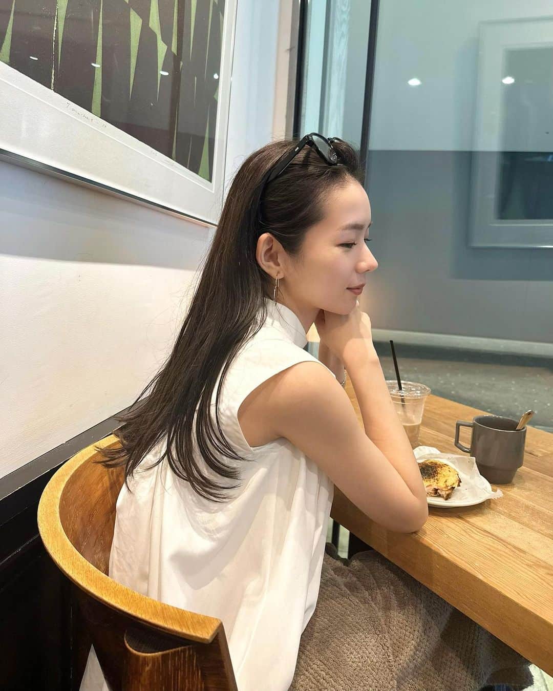 宮所舞のインスタグラム：「☺️☕️  またまたどハマりしてる バチェラーの配信日やっと〜！！ 配信までにやること全部終わらせるぞ🌹 (マイマイと西山さん推しです🤫)」