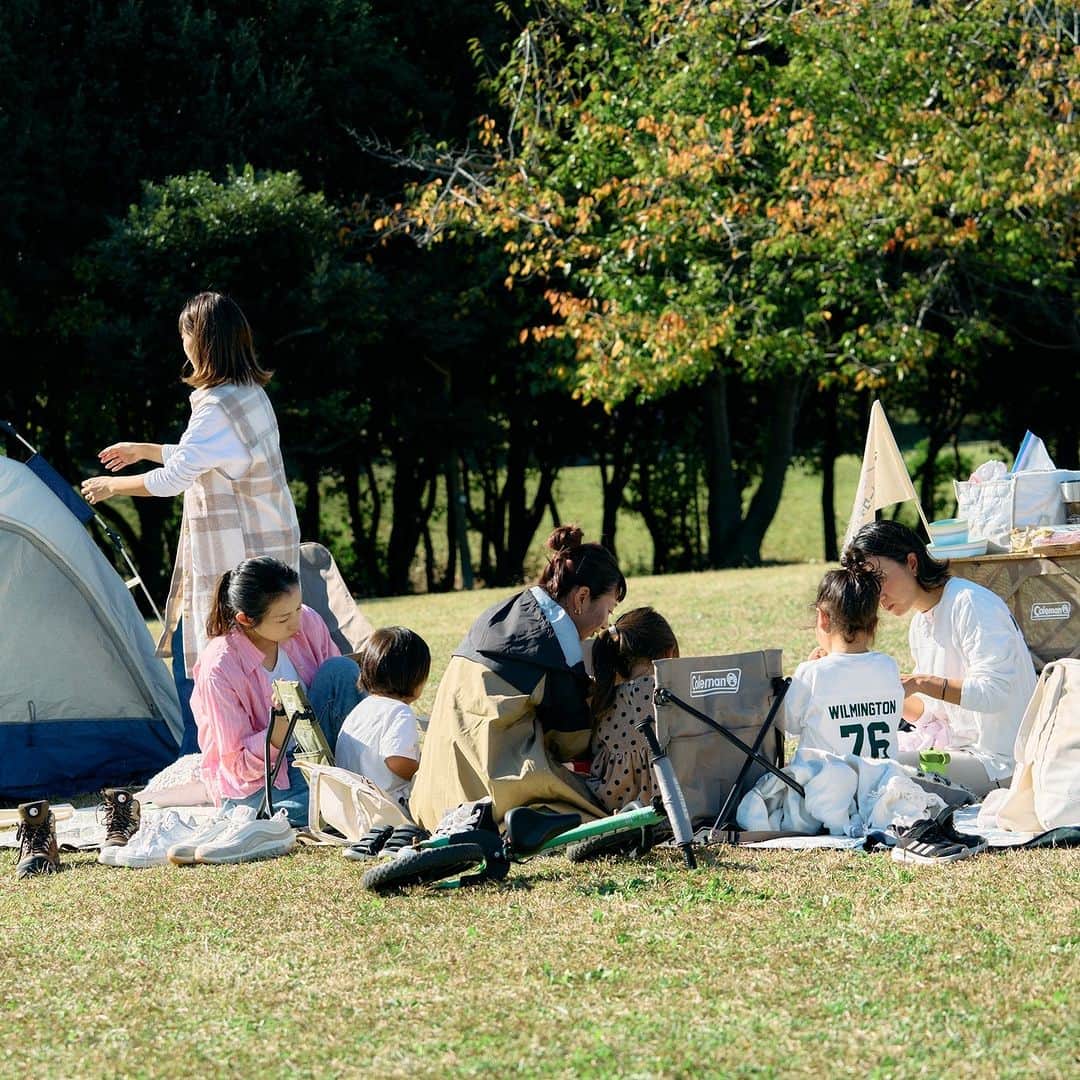 Coleman Japanさんのインスタグラム写真 - (Coleman JapanInstagram)「【チェアで見守りも快適に🥰】  子どもと一緒のピクニック。コンパクト収納で持ち運びも便利な「コンパクトグランドチェア」で見守りも快適に。ママ目線のパークキャンプアイテムをチェックしよう👀  ・  #灯そう #灯そうコールマン #灯そうColeman #Coleman #コールマン #Camp #キャンプ #Outdoor #アウトドア #Tent #テント #パークキャンプ #picnic #ピクニック #公園ピクニック #デイキャンプ #子育て #子育てママ #育児ママ #ママ #パークキャンプ #コンパクトグランドチェア」8月17日 20時00分 - coleman_japan