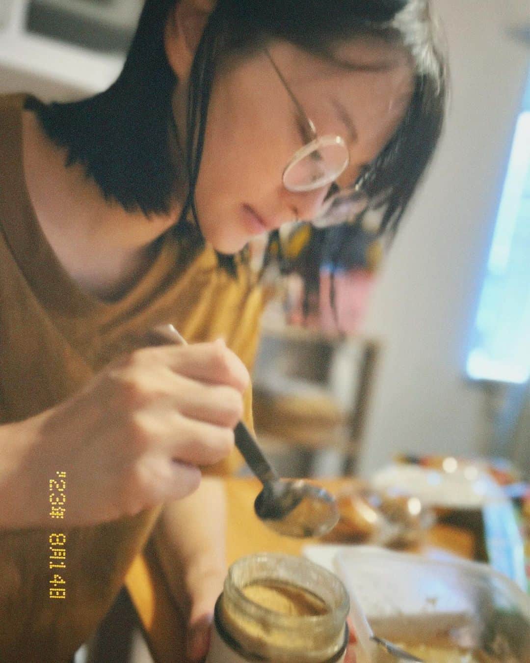 小森真理子のインスタグラム：「なぜか私の写真を撮るのにハマっている 息子氏 カメラロールを開くと知らないうちになんかどんどんデータが増えてしまってます📷  息子氏から見えている私ってこんななんだなぁと面白くて開くのが楽しみな今日この頃。  基本何も無い日はメイクすらしない まったく映えない日常を送っていますが なんだかんだそんな日常を愛せてるってとてもいいなってふと思いました。  ただたまには可愛い感じで写りたいなと思いました。せめてメイクするか...」