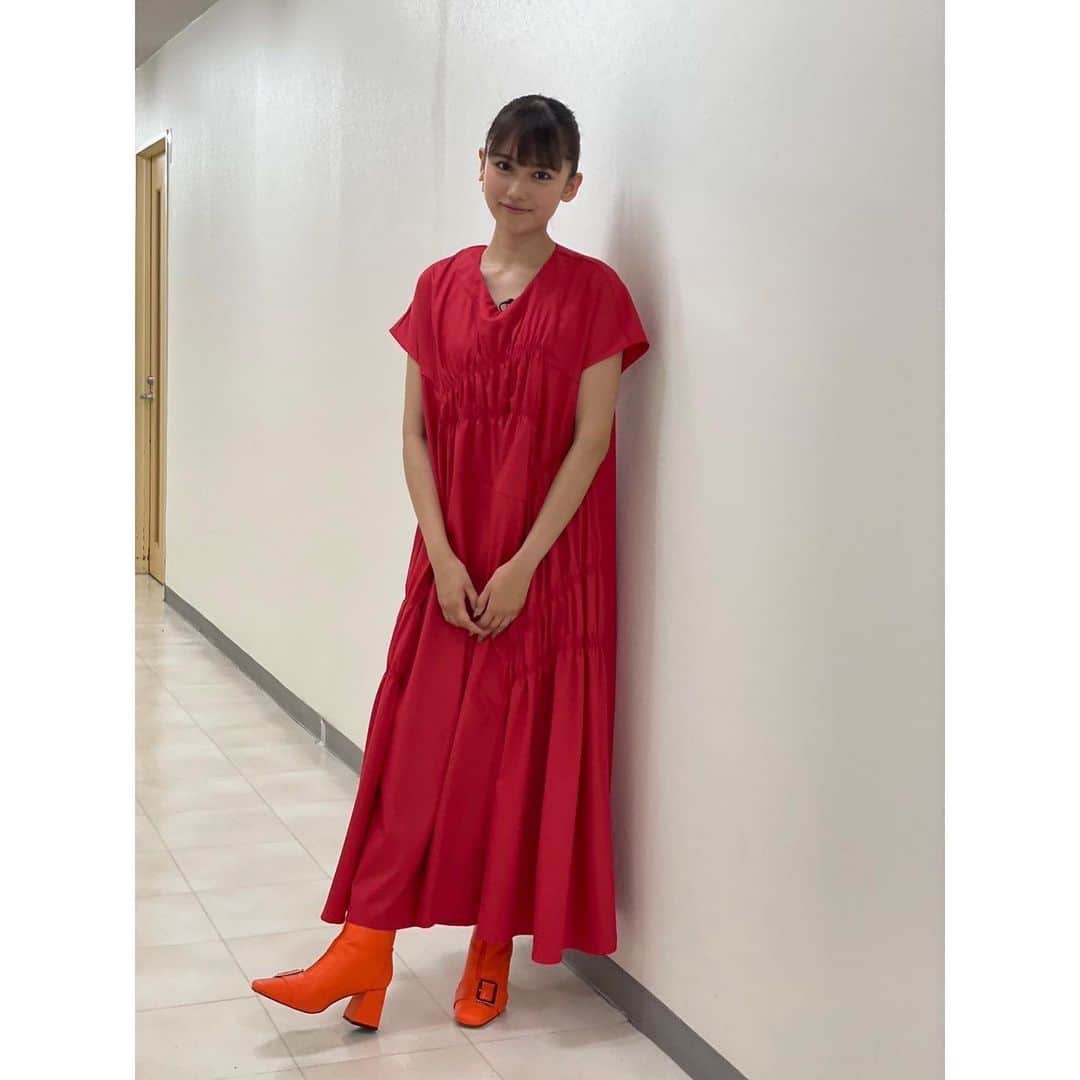 黒崎レイナのインスタグラム：「「#プレバト‼︎」 ご視聴いただきありがとうございました！  念願の１位、そして特待生になることができてとてもとても嬉しかったです🐈  必殺！猫の愛パワー！ 次の機会では進化した水彩画がお見せできますように…！  TVerで配信しておりますので是非ご覧ください！  https://tver.jp/lp/series/sr43o2bahw  衣装のお写真も添えて。」