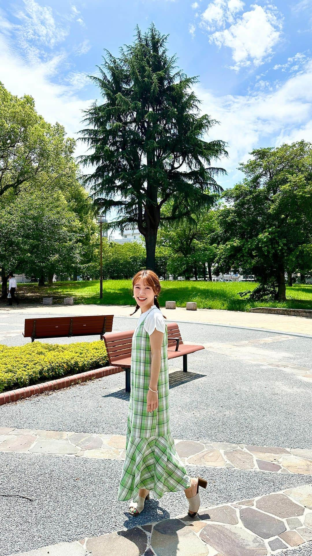 黒田りさのインスタグラム：「💚 最近、私服も衣装もみどりが多め🌳🦖🥝🍏  三つ編みは顔まわりを、ちょっとずつ加えてねじねじしながら三つ編みにしてゆく簡単あみこみ✌️なぜか子どもっぽくならない不思議🔫  👗　@bab.showroom   #三つ編み#三つ編みアレンジ#グリーンコーデ#編み込みヘア#yutorisedai #babshowroom #babコーデ」