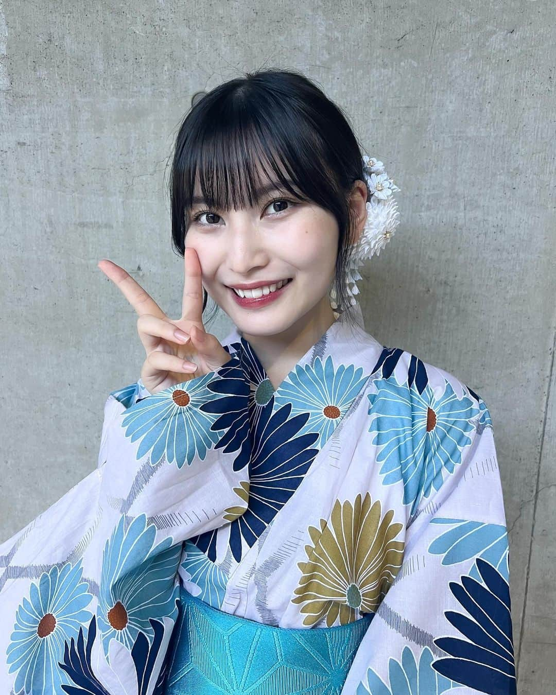 福岡聖菜さんのインスタグラム写真 - (福岡聖菜Instagram)「今年の浴衣はあざやかに💐  帯はアレンジで私らしい水色合わせに。 髪飾りは成人式の時に買ったものを久しぶりにつけたらやっぱりかわいかったなぁ  そろそろ着付けも慣れてきた☺️  #浴衣 #浴衣アレンジ #夏 #utatane」8月17日 20時04分 - seina___ff