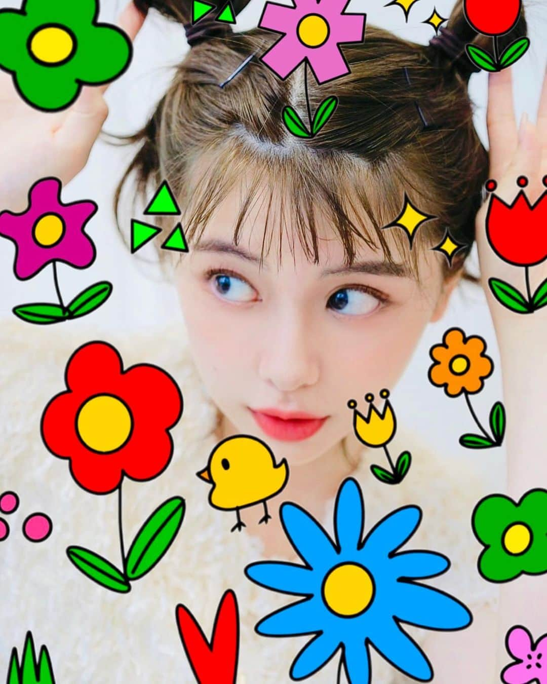 田中美麗のインスタグラム：「退屈な時間があって、絵描いて、遊んでみた🌼🌻🌷🌸🌺  2枚目は5分で描いたから、雑談😆 1枚目も雑か💦？笑  この写真はゴッドハンドお兄ちゃんの @takahiro_0217 さんに撮ってもらいました🖐️ 私のどうしようもないほったらかしの髪の毛に色々魔法かけてくれるんです✨ いつもありがとうございます！  #photography #photo #photographer #photooftheday #japan #instagood #followme  #fashionista #makeup #좋아요 #패션 #뷰티 #bob #ショートヘア #黒髪 #作品撮り #fashion #❤️ #gravure #girl #japanesegirls #アート#イラストレーター #お絵描き #田中美麗」