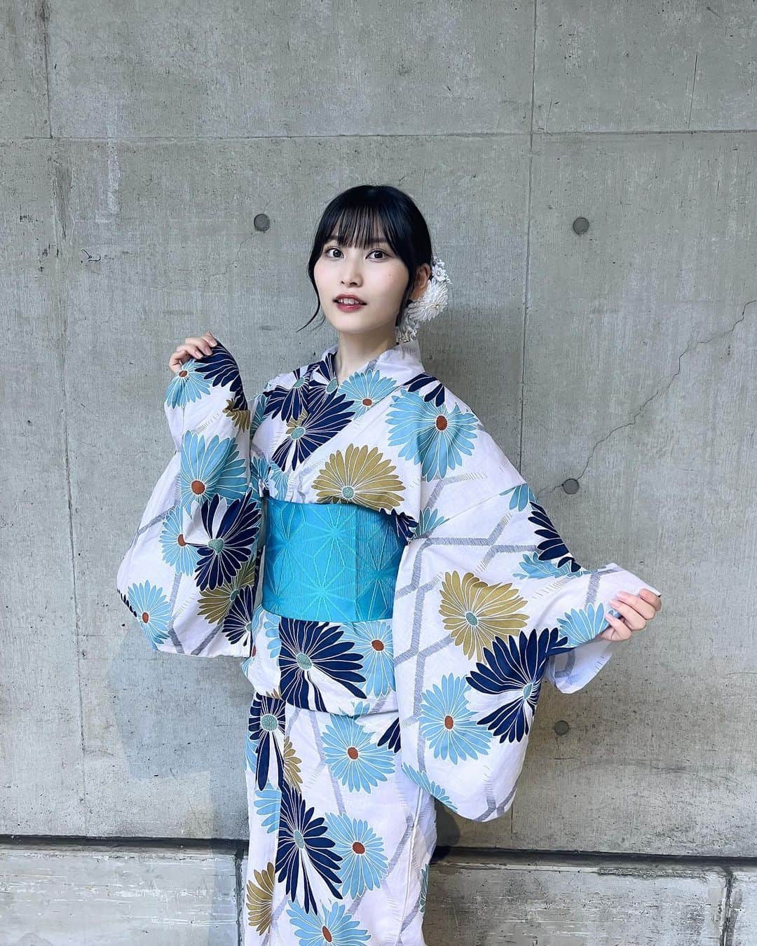 福岡聖菜のインスタグラム：「今年の浴衣はあざやかに💐  帯はアレンジで私らしい水色合わせに。 髪飾りは成人式の時に買ったものを久しぶりにつけたらやっぱりかわいかったなぁ  そろそろ着付けも慣れてきた☺️  #浴衣 #浴衣アレンジ #夏 #utatane」