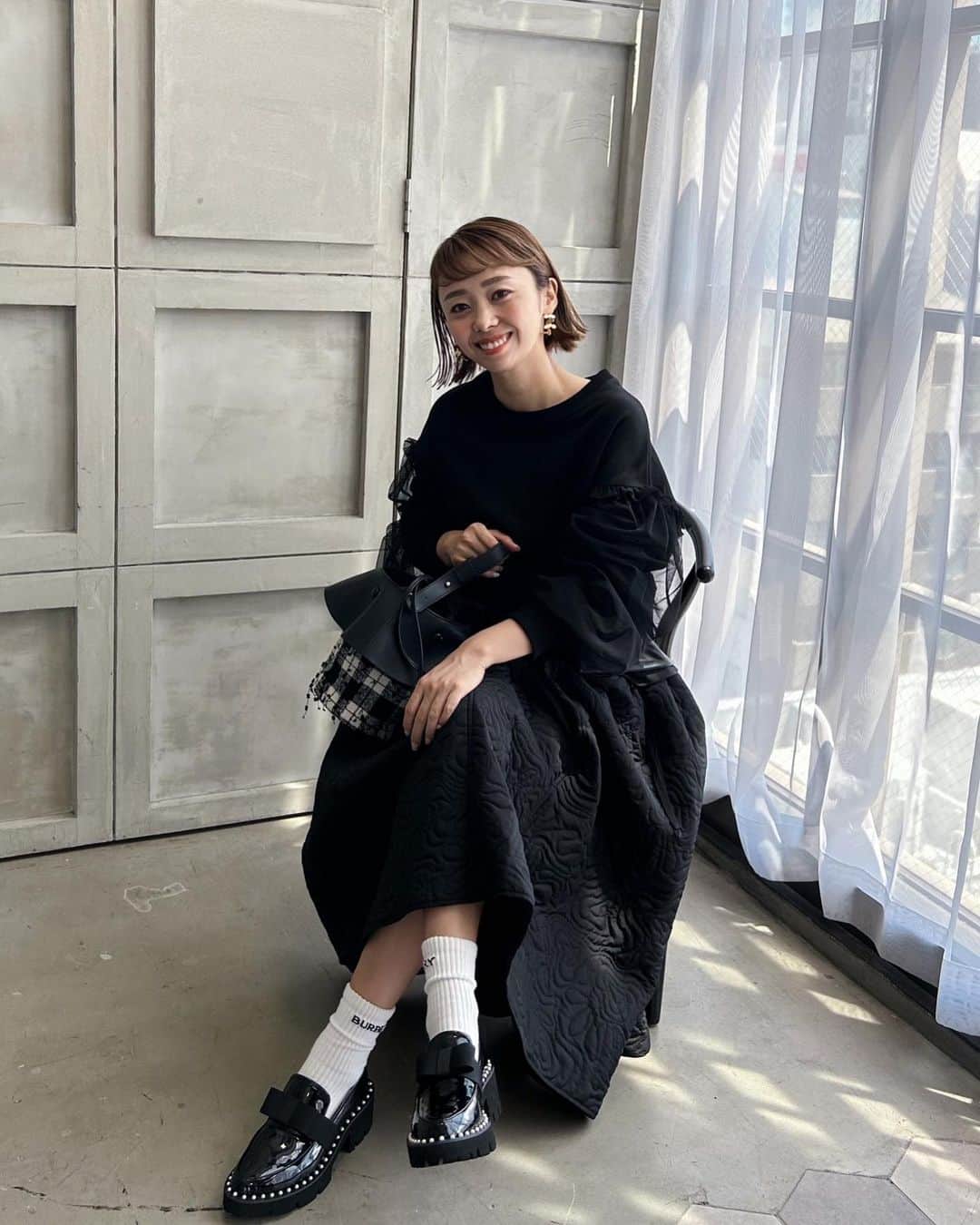 のインスタグラム：「・ お問い合わせ多数いただいております、 "パールリボンローファー"の数量限定予約販売が 明日スタート致します🫰  ずっと作りたかったローファー♡ 不動の人気の、パールショートブーツやロングブーツと同じようにパールを施したら可愛いんじゃないかと思い、挑戦！ メイン生地は、エナメル素材に❤️ でも、硬い生地にすると必ず靴擦れしたり履きにくかったりすると思ったので、柔らかい物を厳選しました。  そして、私にとって外せない、 "厚底ソール"を探してもらいました👍 前約2.3cm、後ろ約5.5cmです。 重さも軽く、スタイルアップもできて、それでいて足が疲れないように。 あとは、リボンは甘すぎないしっかりとしたグログラン生地のものをプラス🎀  写真のように、テーパードパンツやショーパン、 デニムスタイル、ワンピースやスカート合わせと どんなコーデにも合います❣️ ソックス合わせやタイツ合わせも楽しんでいただけたらと思います！  販売方法についてですが、いつも通り1️⃣13時〜と2️⃣20時〜の2部制にて数量限定予約発売となります。 大変お問い合わせいただいておりますのでお早めにチェックしていただけたらと思います。  そして、ストーリーズでもお知らせさせていただきました通り、私の体調不良で明日のお昼12時からのインスタライブに参加できなく大変申し訳ないのですが、 @donobanweb メンバーがインスタライブ配信して下さいますので、皆さん是非ご覧ください🙇‍♀️  長々読んでくださりありがとうございます🥹 皆様どうぞよろしくお願い致します♡ __________________________ #ootd #coordinate #コーディネート #outfit #fashion #ファッション #コーデ #ママコーデ #ローファー#コラボ企画  #コラボ #コラボ商品#ローファーコーデ #donoban #ドノバン」