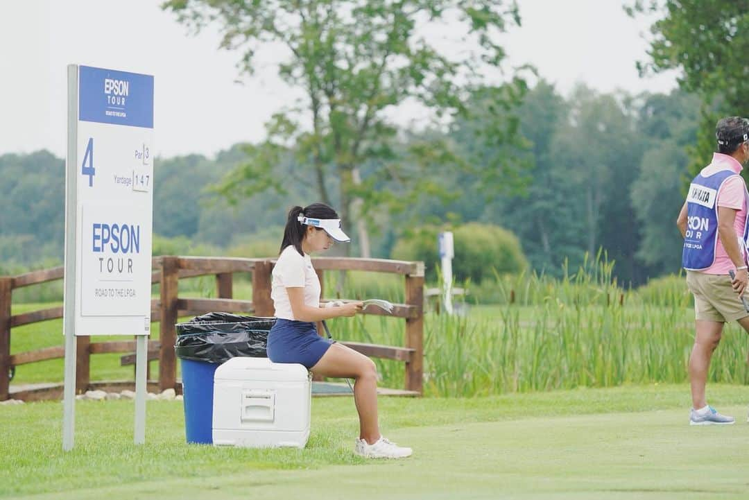 西畑萌香のインスタグラム：「always looking for some seats for me on the golf course 😉」