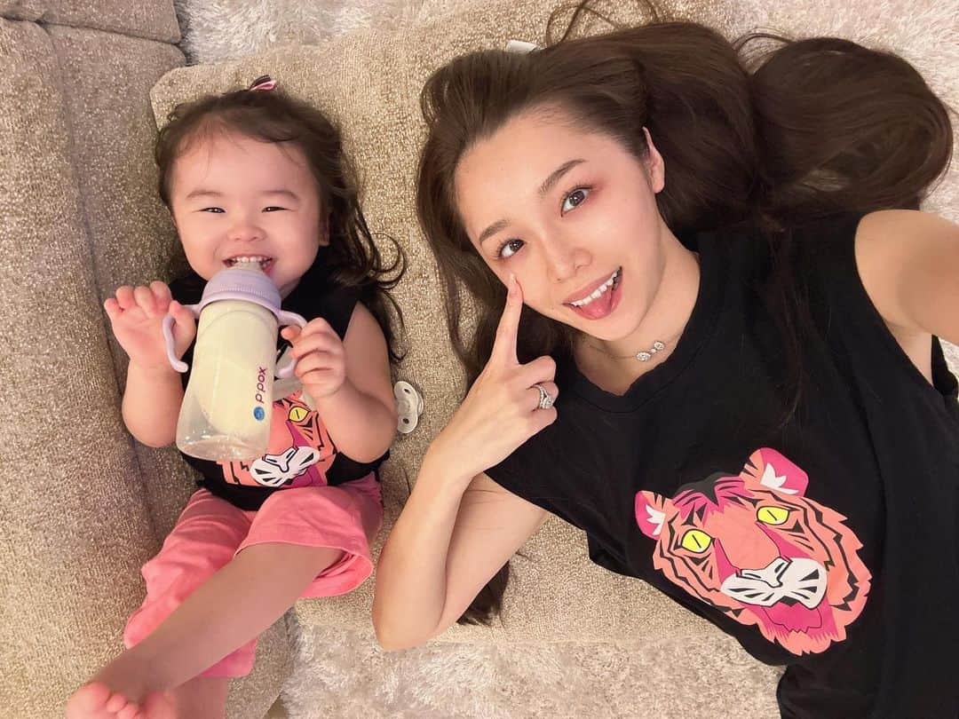 石田安奈のインスタグラム：「お揃ーい🦁💗  可愛いポーズしてくれた💓  #親子#お揃い#ペアルック#女の子ママ#育児#子育て」
