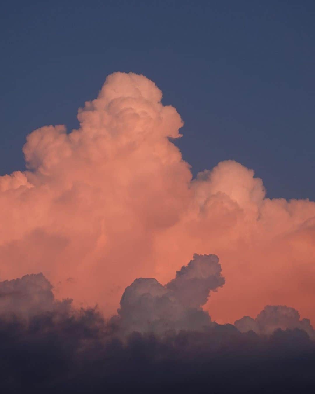岡本結芽乃のインスタグラム：「結芽乃がカメラで撮った 天才的雲ショット」