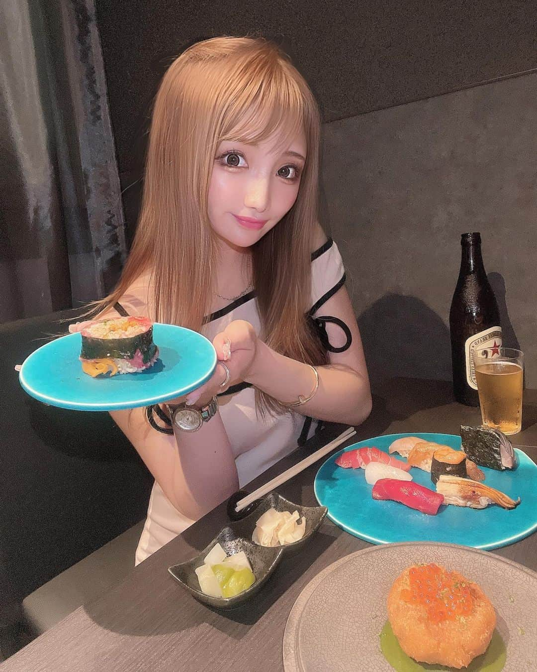 まゆぴちゅーのインスタグラム：「最新型‼︎ロボットが配膳をする お鮨屋さん😳🍣🩷！！  六本木に5/1にオープンしたばっかの 『SUSHI ROKU』( @sushiroku6 ) に行ってきたのーー\( ˆoˆ )/✨✨  ここすごいのが、 握るのは職人さんで、配膳はロボットなの🤣⭐️  なんか愛おしさ感じた可愛かった🥺🫶🏻  お任せの握り8貫と、 トロたくがたっぷり入った“港区巻き”と、 マッシュルームのフリット(いくら乗せ) 食べたんだけど、どれも美味しかった🥹💓  カジュアルな感じで気軽に美味しいお鮨が 食べられるお店で素敵でした\( ˆoˆ )/✨✨  六本木の竹虎のビルだったよ⭐️ 日本酒飲み放題もあってすごかった🙊🍶  行ってみてねー！🌈  ▶︎ @sushiroku6  . . . #sushiroku #鮨6 #鮨 #鮨スタグラム #鮨好きな人と繋がりたい #六本木鮨 #お鮨 #お鮨好きな人と繋がりたい #お鮨大好き #六本木グルメ #六本木ディナー」