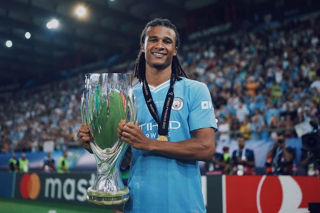 ナタン・アケのインスタグラム：「💙🏆 @mancity」