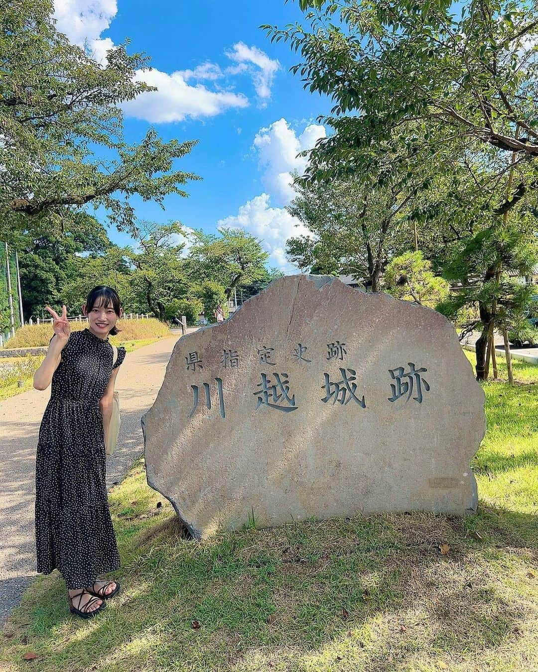 黒須遥香のインスタグラム：「川越城に行ってきました🏯  .  川越城には、天守はありませんが、 市役所前にある西大手門跡から始まり 街の至る所に城跡が残されていて 歩きながら当時の様子を想像しやすい城でした🦆  .  中ノ門堀跡を目の前にした時の感動。 テレビで見ていた所で、かつこの角度からお堀を見たことがなかったので、満面の笑みになっています！ お堀の魅力…。  .  そしてなんといっても、 川越城といえば "本丸御殿" ！  「御殿」というのは基本的にお殿様が住んだり政治をしたりするところなのですが、その中でも「本丸」にある御殿は一番格式が高い、というイメージです。本丸御殿の他には、二ノ丸御殿、三ノ丸御殿などもあります。(川越城には残ってないけど)  この「本丸御殿」という建物が残っているのが、なんと日本では２つだけなんです！ 高知城と、ここ川越城！  すごいでしょ〜☺︎✨  でももっと「すごそう！」って思われる言い方があります！  "東日本唯一の本丸御殿遺構"  おお〜。 「唯一」って言われたらなんかすごそう。 これは川越城のパンフレットに記載されていた言い方です！勉強になります！  これから川越城の話が出たら、「あー、東日本唯一の本丸御殿遺構があるところね」って言ってみてください☺︎  .  ただ、すごいのは響きだけではありません。 外観も迫力があるし、中に入ってみても当時の空気が感じられて圧倒されるような、どこか懐かしさを感じるような、来てよかったと思える空間でした。  特に、家老詰所が面白かったです！ (家老詰所…家老という家来の中では偉い人たちが働くところ) たくさんの部屋やふすまがあり、死角がたくさんあるので、もし誰かが隠れていても分からないなと感じたんです！時代物のドラマでよくある、部屋の中を探し回ったり、部屋の中で戦うシーンを思い出して、「これは怖いぞ」と納得しました🥷  .  地元埼玉のお城に行くことができて 楽しかったし、誇らしかったです✨  まだまだ回りきれなかったところがあったので、きっとまた行くと思います☺︎  そしてまだまだ川越城の魅力について書きたいけれど、少し長すぎる気がするので今回はこのへんで🎐  最後まで読んでくれて ありがとうございます ☺︎ 🌷  . .  #川越城 #城巡り #川越 #埼玉観光 #castle」