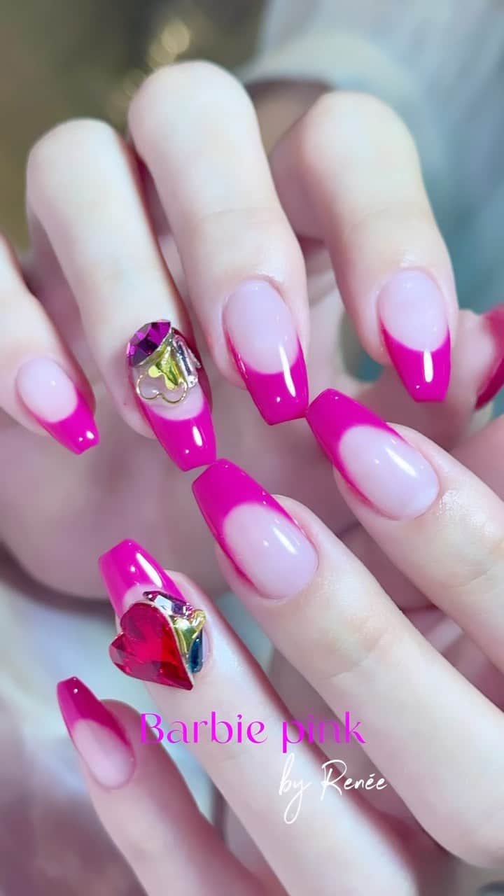 埜藤理恵のインスタグラム：「Barbie pink French💓 フレンチは幅を少し深めにすると 爪がより長く美しく見えます💅 シンプルだけどどこまでも奥深いジェルフレンチ  Renéeプロフェッショナルブラシシリーズ トップフレンチとスマートフラット を使えば簡単美しいフレンチができますよ♡  ネイリストの顧客様 プロの中のプロにしかわからない ピンクの顔料の強さで パキッとピンクフレンチができるかを キッチンペーパーで濃度を確かめてからの色選び😂 カラー顔料の濃さとベチャッと感で どれだけパキッとしたフレンチができるかが 変わってくるんだよな〜 色選びは好きなカラーでやりたくても パキッとできない質感のジェルなら色味は同じでも 同じクオリティにはできなくて。 ネイルってほんと奥深いから 絶対プロに任せた方がいいですよ♡ まじでお客様2人して変態レベルのこだわりww この空間が好き♡  □ Rie Nofujiプロデュース @tree01official エプロン 好評発売中  □ Renée professional brush シリーズ ＊オーバル ＊トップフレンチ ＊スマートフラット Renée web shop 全国ネイルディーラーにて発売中 プロフィールURLより飛べます  □ 店舗詳細 ⇩ 大阪府大阪市北区堂山町1-2 R&Eビル3階 am10:00〜pm20:00 JR大阪駅から徒歩7分 阪急梅田駅から徒歩7分 御堂筋梅田駅から徒歩7分  ご予約は サロンの公式LINEより受け付けております。 @rrieenee プロフィールURLより LINE飛べます。 LINEにて行き方動画も配信しておりますので ご参考くださいませ」