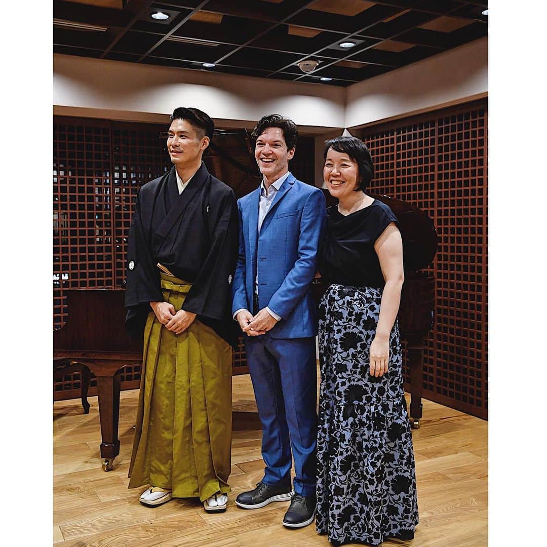 梅川壱ノ介（舞踊家）のインスタグラム：「𝑪𝒐𝒏𝒄𝒆𝒓𝒕 𝒘𝒊𝒕𝒉 𝑨𝒎𝒆𝒓𝒊𝒄𝒂𝒏 𝒇𝒓𝒊𝒆𝒏𝒅𝒔 ￣￣￣￣￣￣￣￣￣￣￣￣￣￣￣￣￣￣￣￣￣￣￣ vol.3  2019年にアメリカでコラボレーションした、マーク キャラハンさんと関野恵子さん、今回は日本の渋谷でコンサートさせていただきました。  好きな方との共演は本当に素敵な夜になりました。 この感覚はやっぱり忘れられない。  最高の夜でした。  Photo by @loaf_away_   #梅川壱ノ介 #舞踊家 #日田市 #アメリカ #コラボレーション #アリアと #GeraldFinzi #amabel #ClassicJapanesedance #traditionaljapanesedance」