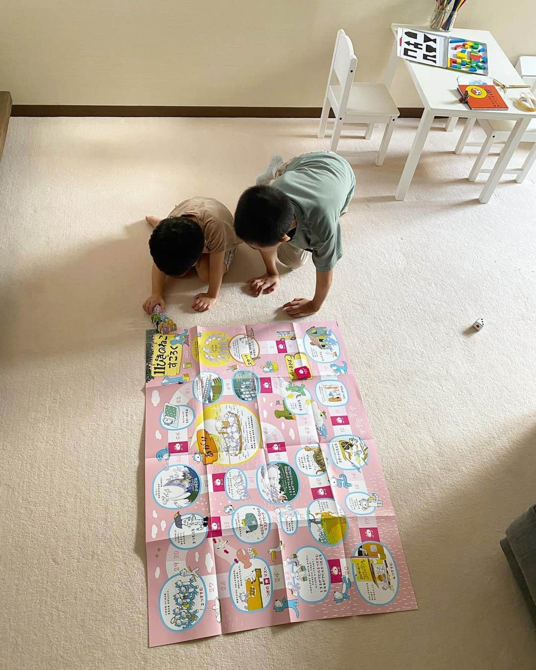 のインスタグラム：「息子を連れて有子さんのお家へ。 @yukowatanabe520   あぁ、何もかもすてき✨  有子さんが作ってくれた、美しくて美味しい感動のお昼ご飯も(子供たち用の焼売も最高に美味しかった！)、  5歳児のやわらかなプクプクほっぺも、  「あぁ、こんなにやわらかかったっけ」とさかのぼる、ちょっと切ない記憶も、  いつのまにか、自分より小さな子に優しくできる息子の姿も✨ ・ #夏休み #5歳と8歳 #渡辺有子　さん #最後の2枚の写真は #うちの息子が連写した写真の中から厳選😂 #有子さんありがとう」