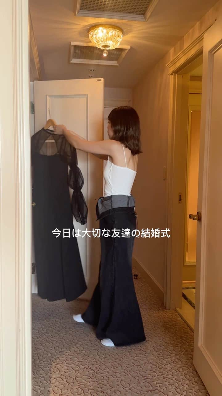 katomari. カトマリのインスタグラム：「ボレロセットのドレス、 結婚式にお呼ばれの時はこんな感じで🖤  わたしは結婚式お呼ばれされたら、 招待された式場の雰囲気や、花嫁のイメージに合わせて ドレスや小物選ぶことが多いです☺️  黒は昔はNGだったみたいだけど、 最近はすこしカジュアルな会場や二次会なら 黒のドレスや、ブーツやレザーのシューズもありみたい。 (新郎新婦に念のため聞いたほうがいいかも)  わたしも実際自分の結婚式あげて、 参列してくれる友達や職場の人が 自分らしく自由にオシャレしてきてくれるのが嬉しかった☺️🫶🏻  Kastaneで販売中のドレスです✨ #Kastane #kastane_occasion  #theurbanblanche_kastane  #お呼ばれコーデ #二次会ドレス  #ミディアムボブ #ミディアムヘア #ミディアムヘアアレンジ  #高身長コーデ #高身長女子 #骨格ナチュラル  #カスタネ #30代コーデ #アラサーコーデ #お呼ばれヘア #お呼ばれドレス  #オケージョンドレス #結婚式コーデ  #結婚式ヘアアレンジ #お呼ばれヘアアレンジ  #チュールワンピース #ワンピースコーデ #デートコーデ #ディナーデート #二次会コーデ #二次会ヘア」