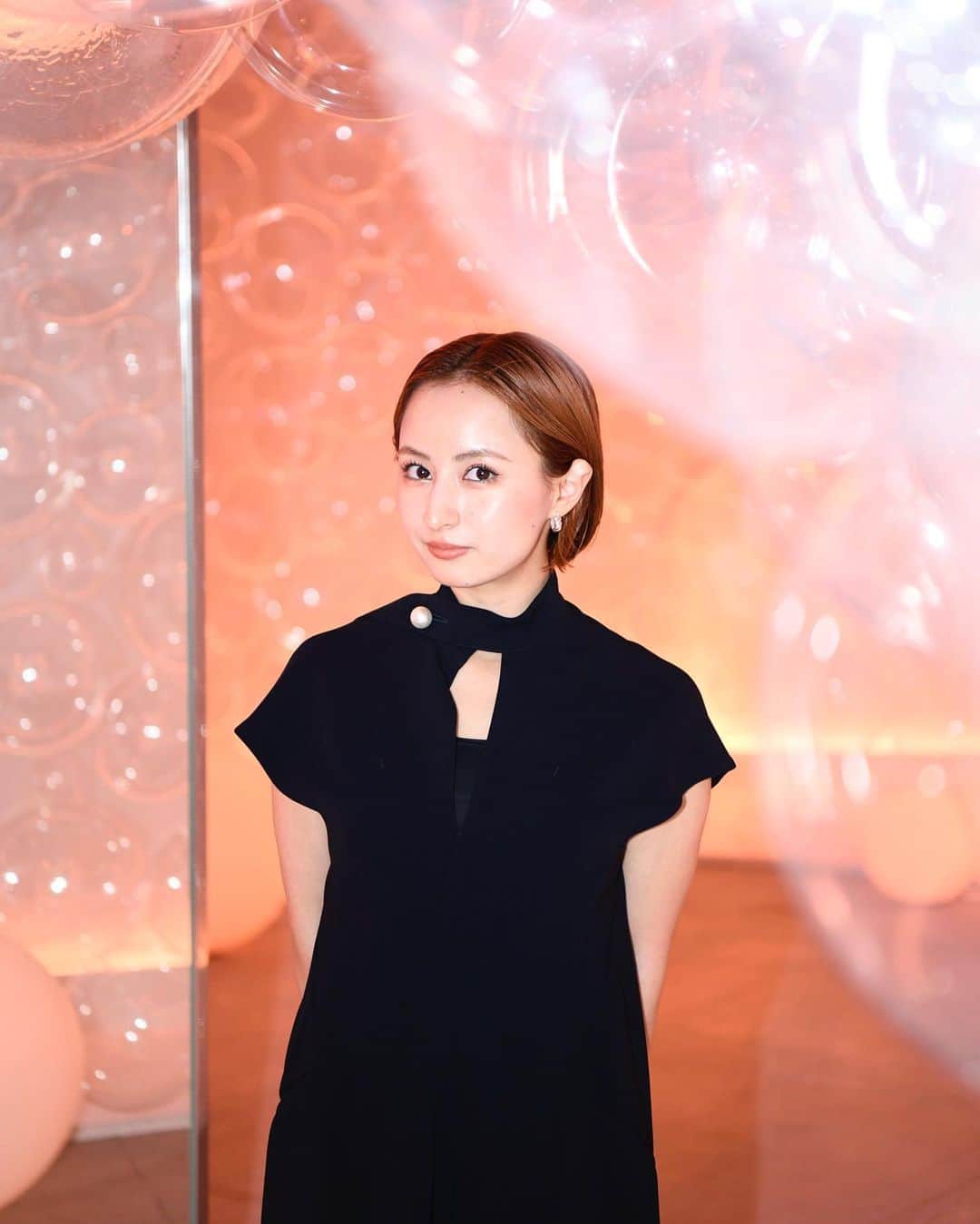 Julia Castroのインスタグラム：「誕生から10周年を迎える美容液「ル・セラム」のPOPUPイベントに参加してきました🤍  クレ・ド・ポー ボーテが 40 年以上も肌細胞研究をしていることを知って、私ももっと肌のことを知らないといけないなって思ったし、 『輝きの原点にもどる鍵』というコンセプトで、会場のナレーションを聞きながら進んでいく世界観がすごく素敵で引き込まれました😳  途中でル・セラムを実際に手に塗って10分後、反対の塗ってない手と比べる体験があったんだけど、外してみるとスッとした透明感が見えてびっくりしてしまった…  8月18日(金)〜8月27日(日)まで、事前予約制でPOPUPイベントが行われているから是非行ってみてください♡ . #クレドポーボーテ #ルセラム #細胞からはじまる輝き #pr」