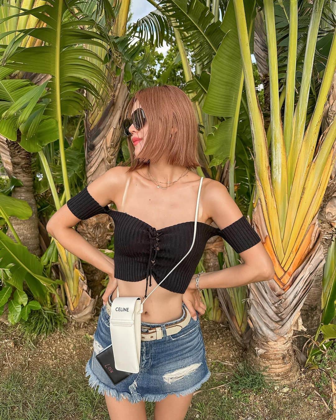Meeのインスタグラム：「オフショルっていうの？これ  すこ🫶🏻  やっぱ島っていいよねぇ🏝️  緑も海も人も なに着ても平気な感じなところも😀🫶🏻💓  #石垣島旅行 #夏コーデ #夏服コーデ #サングラス女子 #サングラスコーデ」