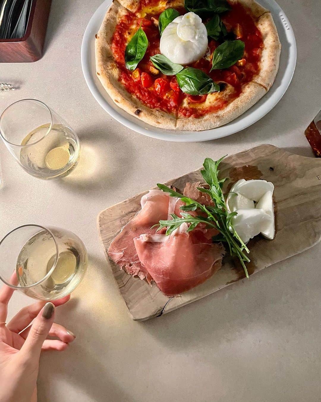 藤田かんなのインスタグラム：「🧀  結構前の写真📷  テラスで開放的でした✨ もうすこし涼しくなったらまた行きたい💓  Photo by @coco_coco000  いつもありがとう🥹💕  そして、今日も ミッドナイトです🚲 コメントお待ちしています＾＾✍🏻」
