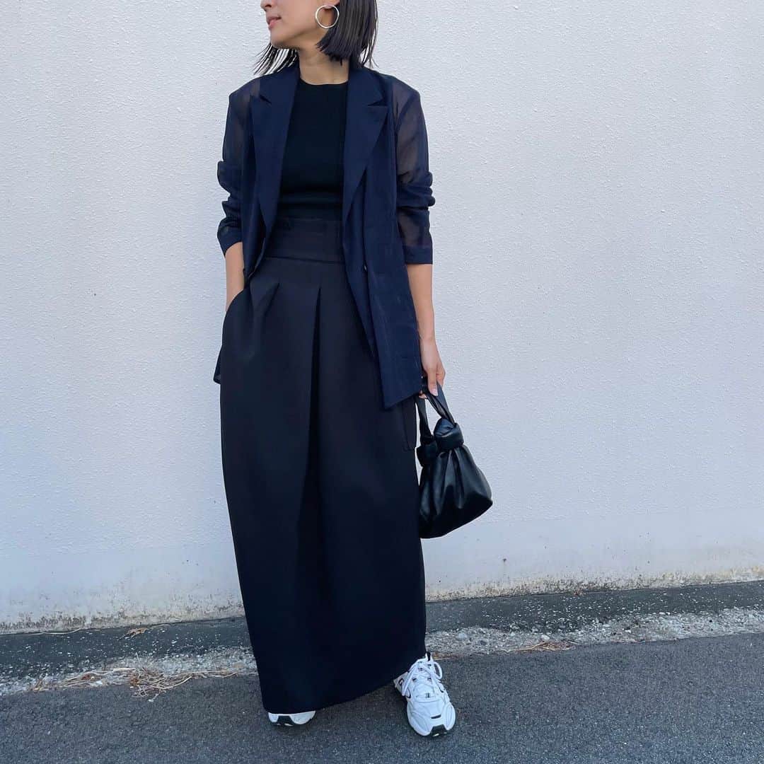 Hiromi Ｍaedaのインスタグラム：「秋口に活躍させたいシースルーのジャケット 手持ちのジャケットはシンプルなものが多いから、今年はちょっと更新♡  @frey__jp のスカートとも相性抜群😎🫶  次に作ってるブルゾンのテーマも"シンプルの更新" ちょっとした事でまたお洒落が楽しくなる🤍  outer @unitedarrows_official #unitedarrows tops @babylone.official #babylone skirt @frey__jp #frey_jp Black／sizeM bag @newbottega #bottegaveneta shoes @newbalance #newbalance」