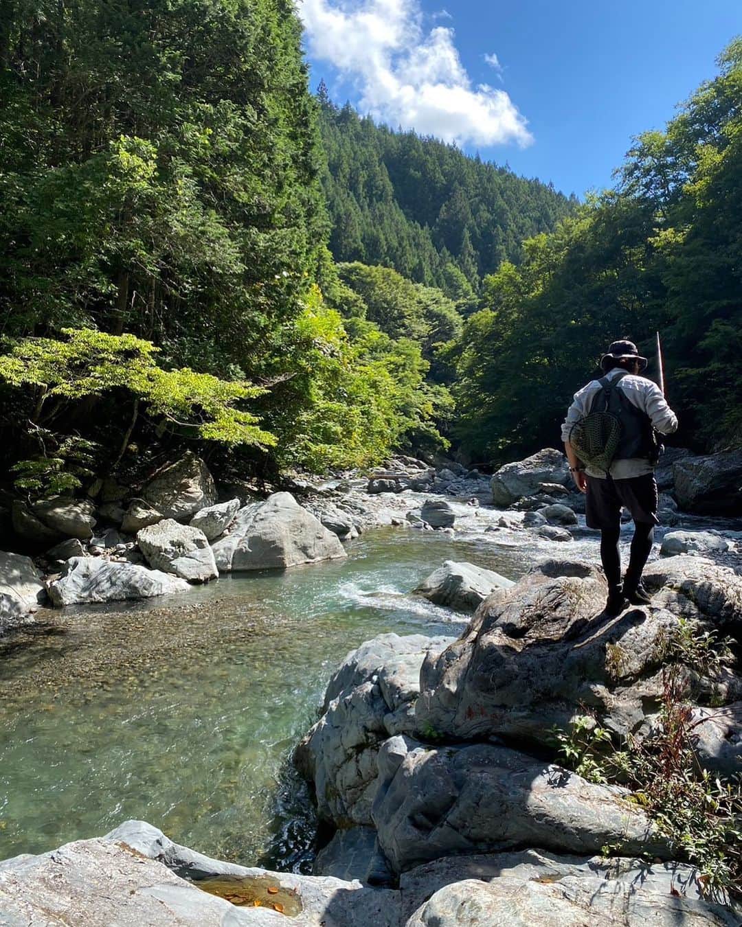 関川良のインスタグラム：「今シーズンも残り僅かとなりました。  毎回毎回新しい景色を見せてくれる渓に感謝して、用心して、楽しみながら入渓して詣ります。  #japanese #trout #fishing #troutfishing #japan #shimano」