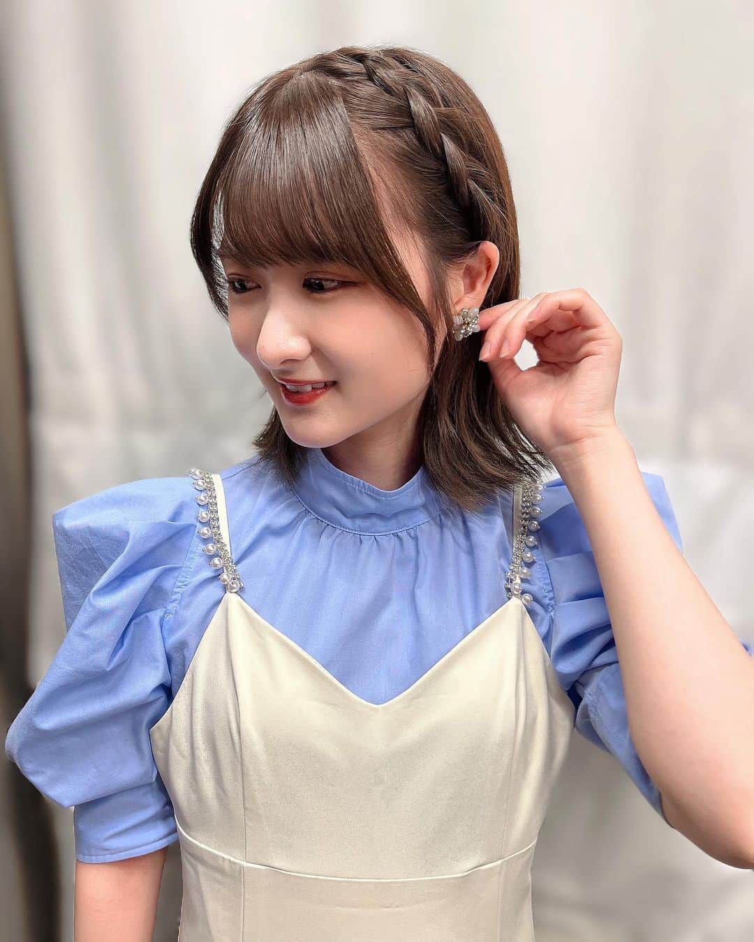 葉月智子のインスタグラム：「. このあいだの洋服🩵✨  ワンピースは @lily_brown_official  イヤリングは高校の頃からの友達から貰ったやつ！  #Chomostagram」