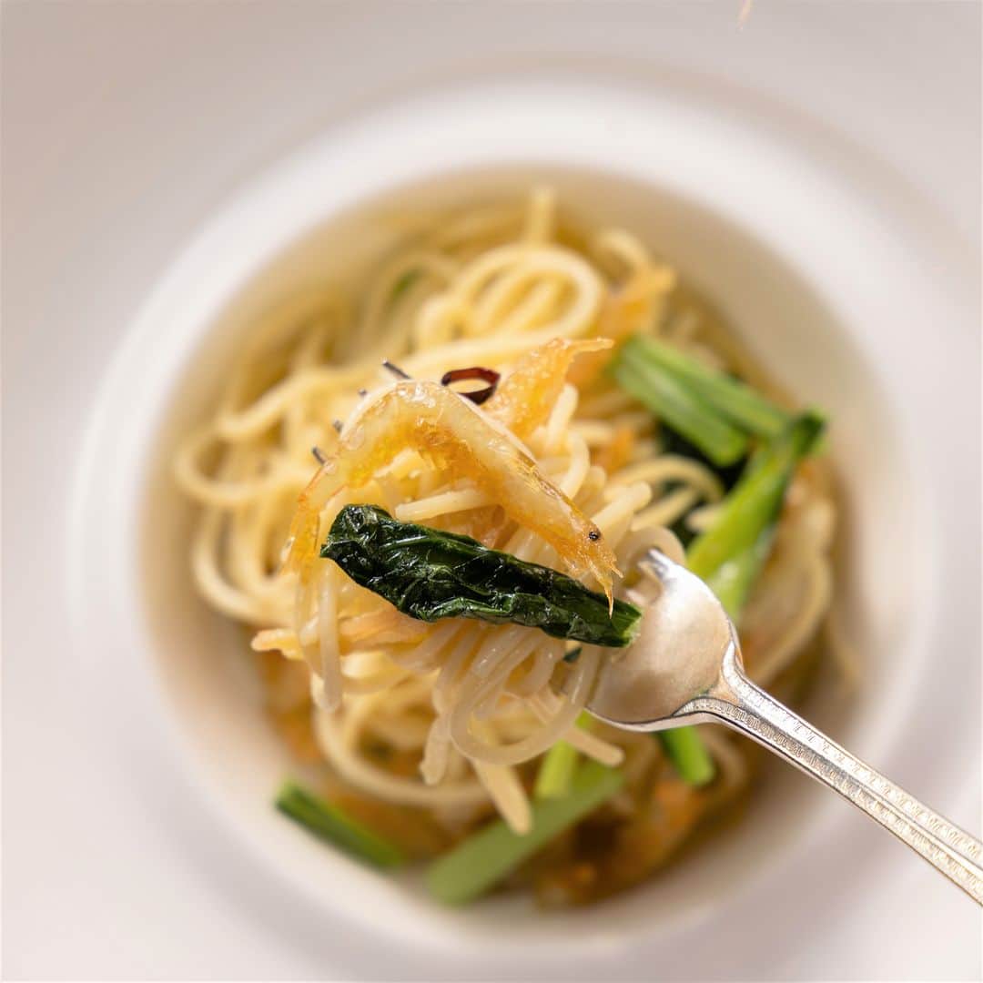 ANA CROWNE PLAZA TOYAMAのインスタグラム：「. 毎週金曜日は『ピッツァ・パスタ食べ放題』 8/18（金）よりメニュー 一新！！  1F カフェ・イン・ザ・パークで毎週金曜日に提供するピッツァ・パスタ食べ放題「パンチャ・ピエナ」のラインナップをリニューアルし、IHG・ANAホテルズグループであるホテルインディゴ軽井沢オールデイダイニング「KAGARIBI」八巻 純平シェフ監修のもと、カフェ・イン・ザ・パーク調理スタッフが一丸となって創り上げた新メニューの提供をいたします。  今回新たに、ホテルグループのネットワークを生かし、素材の美味しさを引き出した薪火グリルの食体験ができると定評のある、ホテルインディゴ軽井沢オールデイダイニング「KAGARIBI」の八巻シェフを監修に迎え、食材ひとつひとつを吟味した富山ならではの味わいも楽しめる当ホテル限定レシピによる提供が実現しました。  「富山県産白エビと小松菜のパスタ」や、4種のチーズピッツァ（ブルーチーズ・チェダーチーズ・カマンベールチーズ・パルメザンチーズ）に、ベニズワイ蟹をふんだんに使ったメニューなど、ピッツァ＆パスタ各5種類のバラエティ豊かな味わいをブッフェスタイルでお楽しみいただけます。  イタリアンを極め、蓄積された多彩なノウハウから生みだされる、食感、香り、風味を引き立たせたこだわりの味わいを、ぜひご堪能ください。  ◆ピッツァ・パスタ食べ放題　 「パンチャ・ピエナ」 【期間】2023年8月18日（金）～12月29日（金）の   毎週金曜日　※9月1日は除きます 【時間】11:30－14:30　(L.O.14:00) 【料金】1名様 ¥2,750  【内容】ピッツァ・パスタ・サラダ・スープ・パン・ デザート食べ放題&ドリンクバー付き  ＜ピッツァ＞　全5種 ベニズワイ蟹と長ねぎ／ベーコン、レタス、トマト／マルゲリータ／4種のチーズ（ブルーチーズ・チェダーチーズ・カマンベールチーズ・パルメザンチーズ）／釜揚げしらすとトマトのジェノベーゼ  ＜パスタ＞　全5種 ベーコンとトマト／富山県産白エビと小松菜／ベーコンとブロッコリーのクリーム／ベニズワイ蟹と長ねぎ／高菜のボロネーゼ  ▶ご予約＆詳細情報は、 （@ana_crowne_plaza_toyama）内に記載のリンク➡「ピッツァ・パスタ食べ放題」よりお進みください！  お電話でのお問い合わせは、 TEL. 0570-04-1080（ナビダイヤル③⇒②） カフェ・イン・ザ・パークまで  #anaクラウンプラザホテル富山 #anacrowneplazatoyama #富山 #toyama  #カフェインザパーク #ピッツァ #パスタ #食べ放題 #ランチブッフェ」
