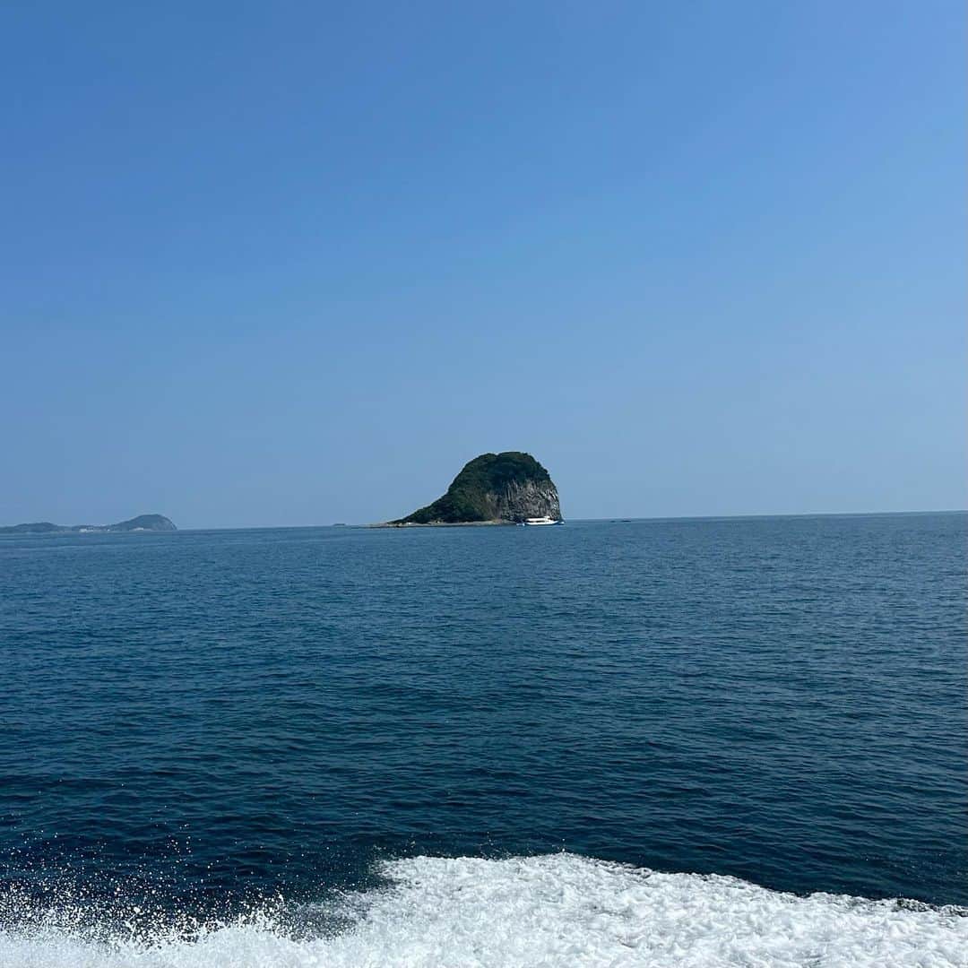 富田麻帆さんのインスタグラム写真 - (富田麻帆Instagram)「#まほあい唐津 ツアー 2日目 呼子の朝市をぶらぶら。 イカ🦑が回ってました。すんごい勢いで。笑 私はいかせんぺいを購入。  そして、七ツ釜遊覧船「イカ丸」へ✨  七ツ釜自然が生み出した岩の形に凄いなぁ〜と感動し、途中に見えるくじら岩(鷹島)も陸地から見ると分からなかったけど、横から見るとまさにクジラ🐳そして大きな呼子大橋！  船上から見る景色は、とても綺麗だったし風が気持ちよくて最高でした！  3つのグループを作らせてもらって、一緒に乗ってくれた皆様には何度も船内を歩かせて階段を上り下りさせてしまったので、かなりハードだったかもと思うのですが、楽しんでいただけてたら嬉しいです✨  次はジーラにも乗ってみたいな〜。 （こちらは水中の魚が見えるそうです！)  そして、もらい忘れちゃったんだけど 御朱印ならぬ御船印。 船印帳というのも販売していて、集めるの好きな人にとってはたまらないやつです！ 2021年に始まったものらしいよ！！  次、船に乗る時には集めたいな〜✨ ネットで御船印って調べると出てくるので気になる方は検索してみてください😊✨  #呼子大橋 #イカ丸 #イカ丸で七ツ釜  #七ツ釜 #船上 #くじら岩 #鷹島 #御船印 #ジーラ #呼子の朝市 #まわるイカ #いかせんべい」8月17日 20時23分 - maho_tomita6261