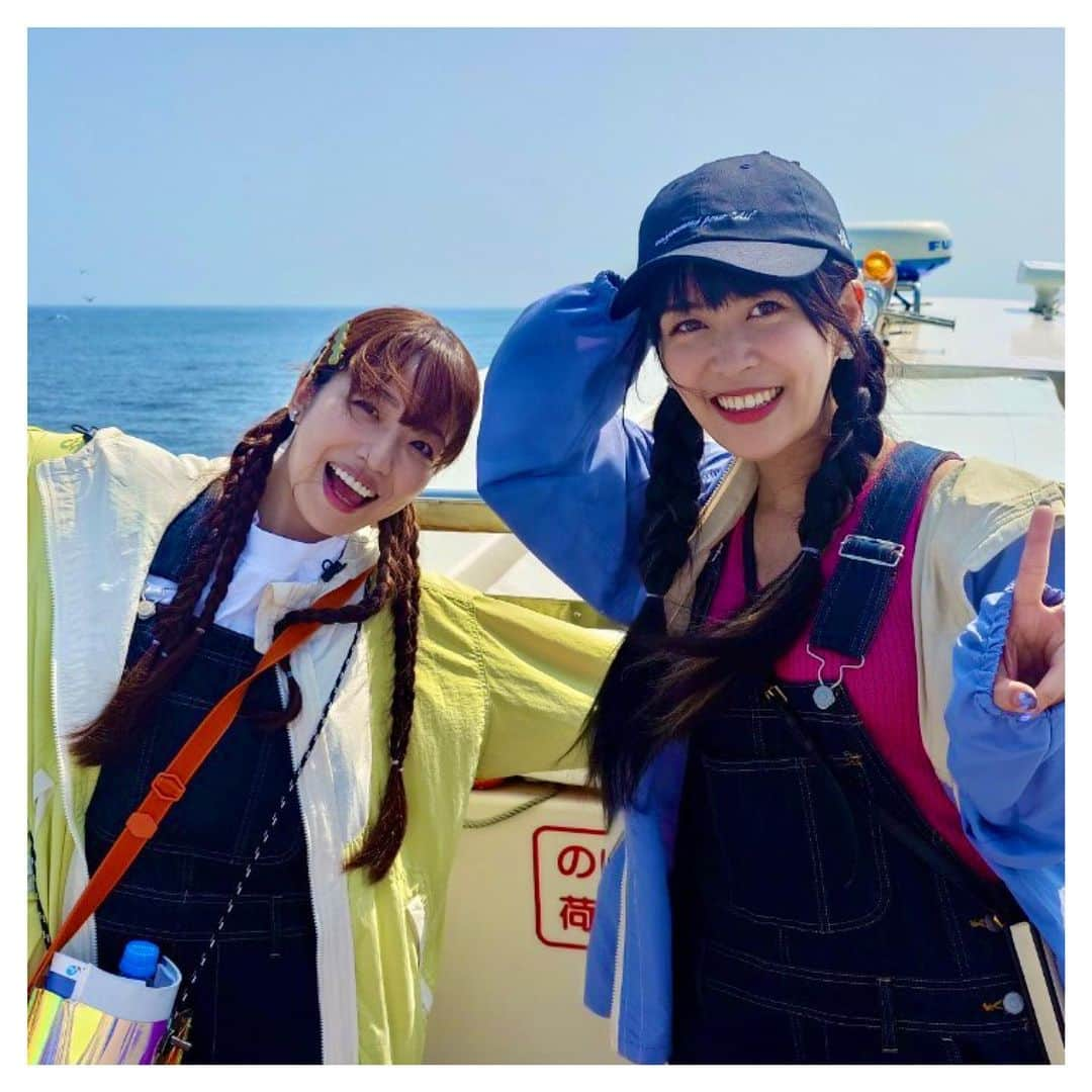 富田麻帆のインスタグラム：「#まほあい唐津 ツアー 2日目 呼子の朝市をぶらぶら。 イカ🦑が回ってました。すんごい勢いで。笑 私はいかせんぺいを購入。  そして、七ツ釜遊覧船「イカ丸」へ✨  七ツ釜自然が生み出した岩の形に凄いなぁ〜と感動し、途中に見えるくじら岩(鷹島)も陸地から見ると分からなかったけど、横から見るとまさにクジラ🐳そして大きな呼子大橋！  船上から見る景色は、とても綺麗だったし風が気持ちよくて最高でした！  3つのグループを作らせてもらって、一緒に乗ってくれた皆様には何度も船内を歩かせて階段を上り下りさせてしまったので、かなりハードだったかもと思うのですが、楽しんでいただけてたら嬉しいです✨  次はジーラにも乗ってみたいな〜。 （こちらは水中の魚が見えるそうです！)  そして、もらい忘れちゃったんだけど 御朱印ならぬ御船印。 船印帳というのも販売していて、集めるの好きな人にとってはたまらないやつです！ 2021年に始まったものらしいよ！！  次、船に乗る時には集めたいな〜✨ ネットで御船印って調べると出てくるので気になる方は検索してみてください😊✨  #呼子大橋 #イカ丸 #イカ丸で七ツ釜  #七ツ釜 #船上 #くじら岩 #鷹島 #御船印 #ジーラ #呼子の朝市 #まわるイカ #いかせんべい」