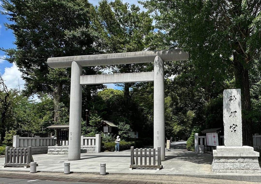 植田麻友美のインスタグラム：「大好きな  阿佐ヶ谷神明宮⛩  大好き過ぎて  何度も参拝してる⛩  神楽殿もあって凄く素敵なの🍀  ⛩では「神むすび」があって  神縁を受けて、運気が上がるようにと祈祷されてる可愛いお守りがあるの🌸  手首を見る度に可愛くて  毎回キュン❤️としちゃう❤️  またすぐ、参拝しよ🌸   #阿佐ヶ谷神明宮  #阿佐ヶ谷神明宮の神むすび   #阿佐ヶ谷神明宮御朱印   #神社巡り好きな人と繋がりたい」