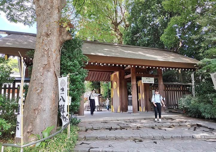 植田麻友美さんのインスタグラム写真 - (植田麻友美Instagram)「大好きな  阿佐ヶ谷神明宮⛩  大好き過ぎて  何度も参拝してる⛩  神楽殿もあって凄く素敵なの🍀  ⛩では「神むすび」があって  神縁を受けて、運気が上がるようにと祈祷されてる可愛いお守りがあるの🌸  手首を見る度に可愛くて  毎回キュン❤️としちゃう❤️  またすぐ、参拝しよ🌸   #阿佐ヶ谷神明宮  #阿佐ヶ谷神明宮の神むすび   #阿佐ヶ谷神明宮御朱印   #神社巡り好きな人と繋がりたい」8月18日 7時20分 - ue_mayutaro