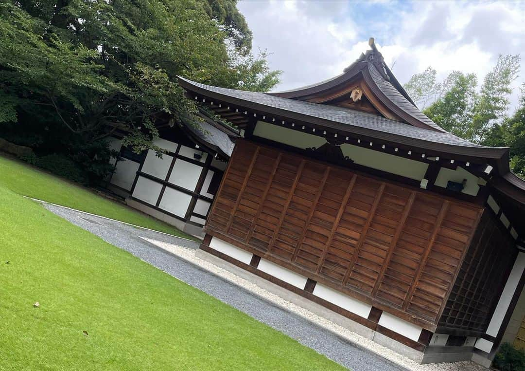 植田麻友美さんのインスタグラム写真 - (植田麻友美Instagram)「大好きな  阿佐ヶ谷神明宮⛩  大好き過ぎて  何度も参拝してる⛩  神楽殿もあって凄く素敵なの🍀  ⛩では「神むすび」があって  神縁を受けて、運気が上がるようにと祈祷されてる可愛いお守りがあるの🌸  手首を見る度に可愛くて  毎回キュン❤️としちゃう❤️  またすぐ、参拝しよ🌸   #阿佐ヶ谷神明宮  #阿佐ヶ谷神明宮の神むすび   #阿佐ヶ谷神明宮御朱印   #神社巡り好きな人と繋がりたい」8月18日 7時20分 - ue_mayutaro