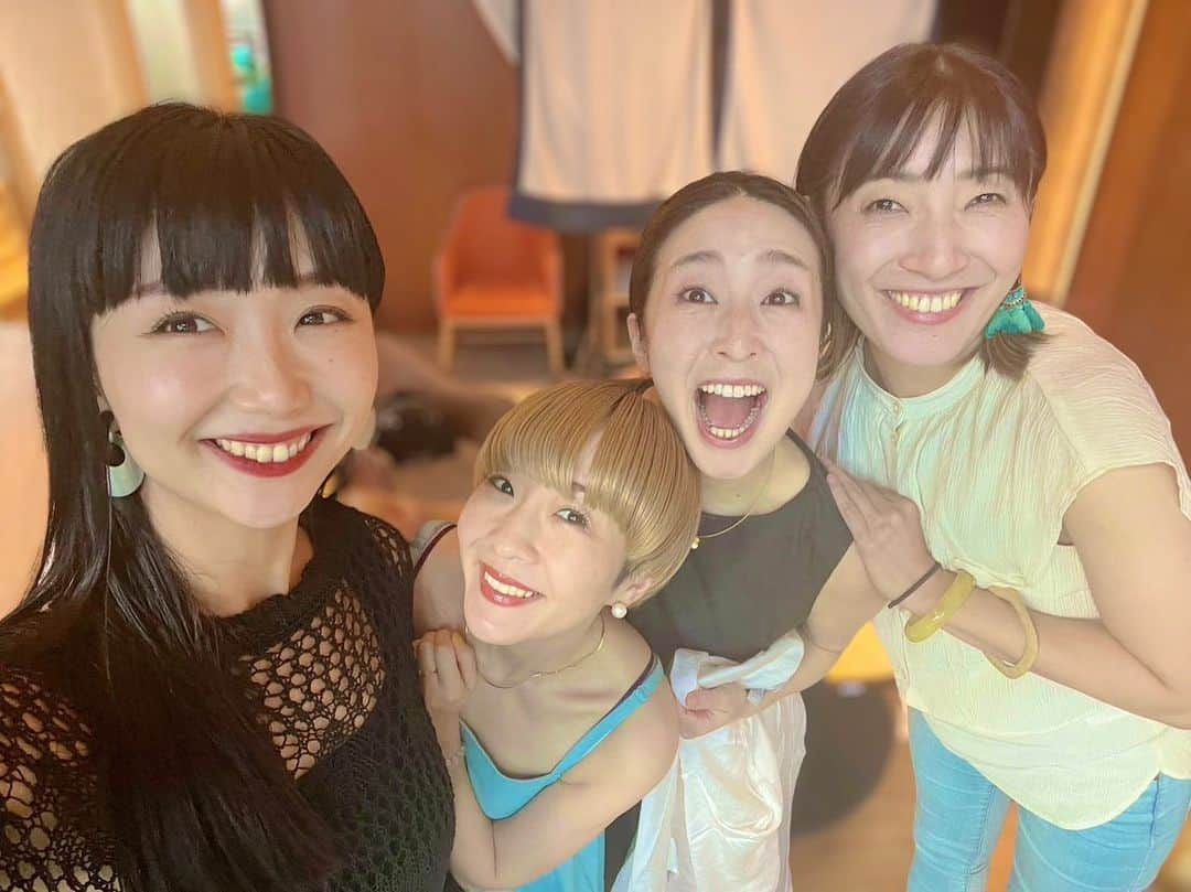 小此木まりのインスタグラム：「👩‍👩‍👧‍👧  昨日ね、 大好きな人たちに会えました  お祝いまでありがとう😭  みんなが居てくれれば ほんとーーーに なにがあっても大丈夫！って思う  みんなにとっても そんな存在でいられますように  こころから尊敬する わたしのパワーの源たち🔥  居てくれてありがとう  いつもほんとに ありがとーーーう😚  だいすきだよ  #遠藤瑠美子 ちゃん #まりゑ ちゃん #綿引さやか ちゃん #小此木麻里  #いつだって  #珍事件 いっぱい #笑いすぎ  #いつか みんなに #話したい 笑 #愛おしい  #大好き #ありがとう 😚 #👩‍👩‍👧‍👧 #💞💞」