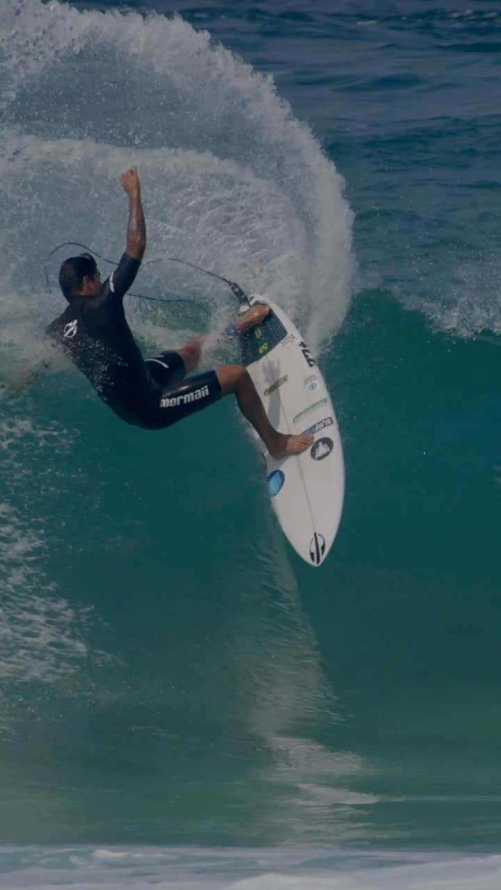 ミグエル・プッポのインスタグラム：「Tá no ar! 💥Acompanhamos o @miguelpuposurf durante a temporada 2023 nas ilhas havaianas, e agora essa experiência também é sua. Filmado e editado por @brunozanin_, assista o filme completo clicando no link dos stories!  #Hawaii #MiguelPupo #SintaSeMormaii」