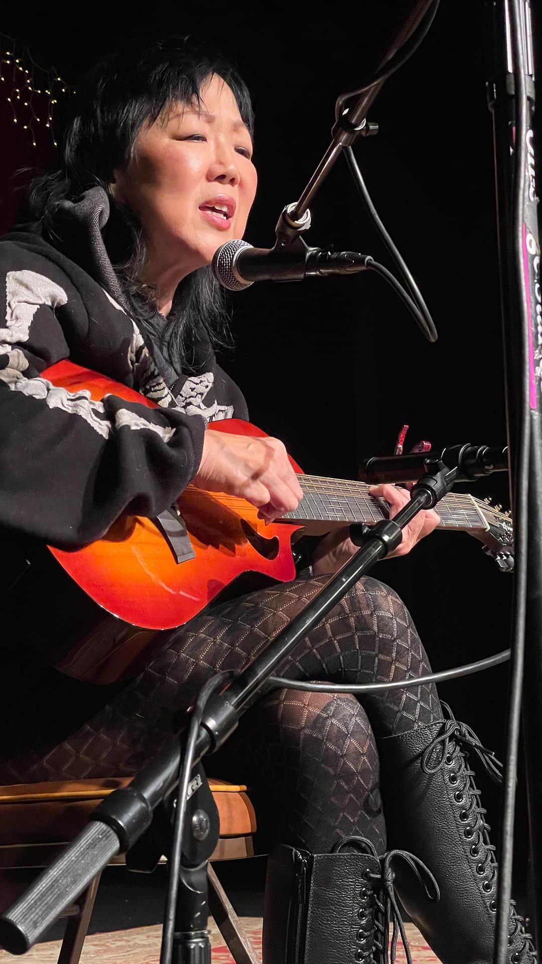 マーガレット・チョーのインスタグラム：「The loss of Sinead O’Connor is a deep one. She meant so much and had so much more to give. I sang Black Boys On Mopeds at @largolosangeles during Margaret Cho & Friends. Full upload in my stories, in my bio and on my YouTube. I will miss her forever. ❤️」