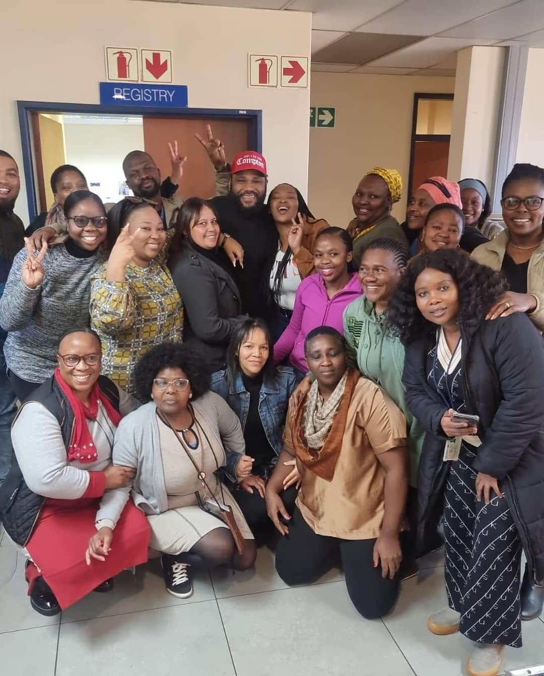 アンソニー・アンダーソンさんのインスタグラム写真 - (アンソニー・アンダーソンInstagram)「Went to the Gugulethu Government Social Office to say hello and this happened! They are doing great work helping people! Thanks @deecamzi and Rencia! #justakidfromcompton #fromcomptontocapetown #huskyandhandsome #acbarbeque」8月18日 6時23分 - anthonyanderson