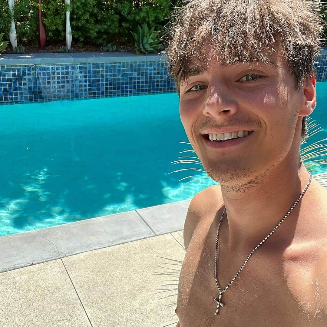 ケビン・クインのインスタグラム：「What does it mean to have a little scruff and peeling skin? It means I’m in my summer mode baby. 🙌🏼」