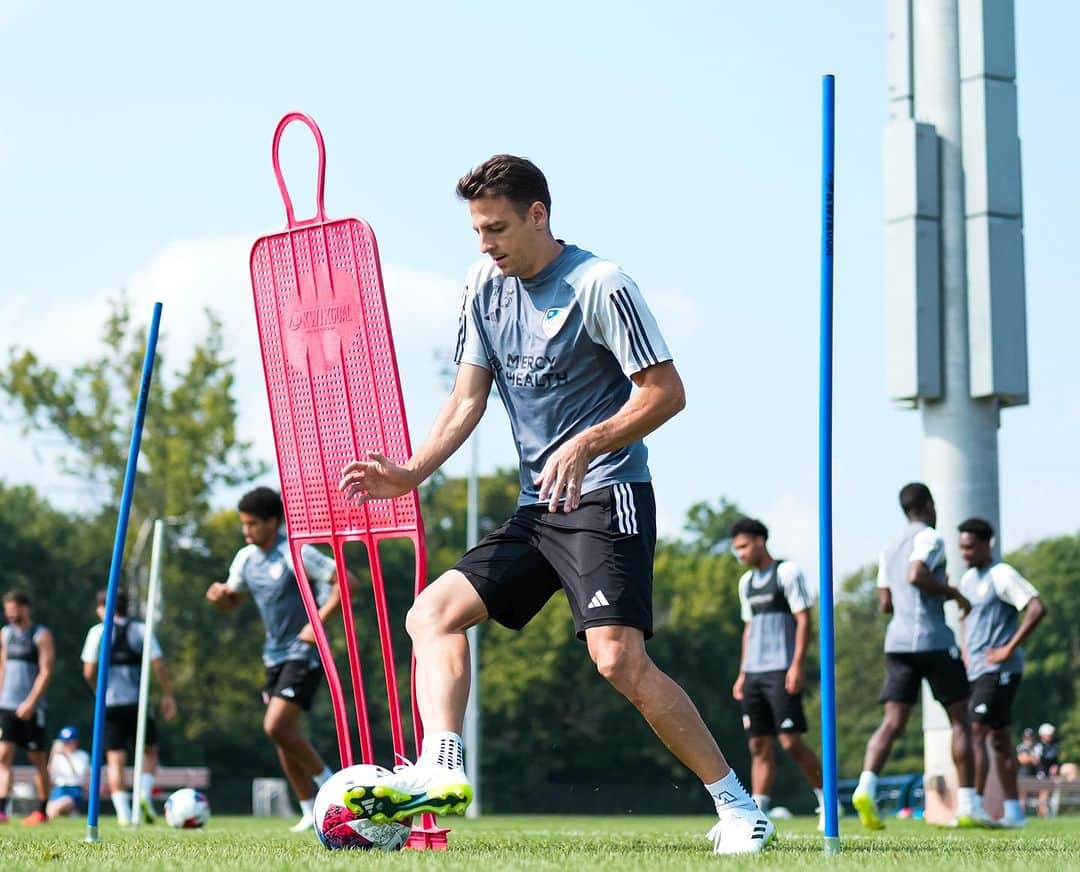 サンティアゴ・アリアスさんのインスタグラム写真 - (サンティアゴ・アリアスInstagram)「⚽️☀️⚽️ #allforcincy 🟠🔵」8月18日 6時40分 - santiagoarias13