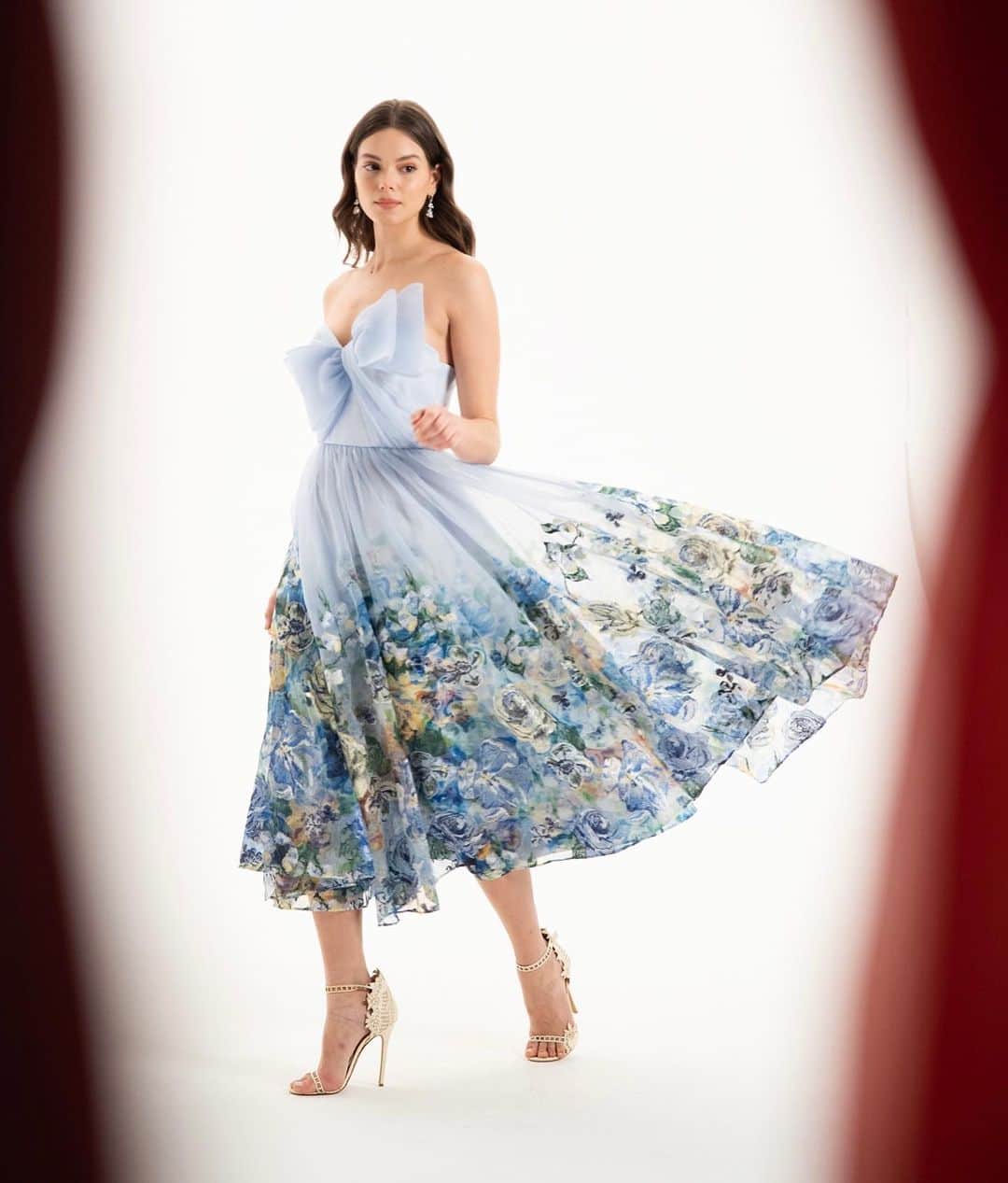 Marchesaのインスタグラム：「Sweet and sophisticated, watercolor roses adorn the skirt of the #MarchesaNotte Embroidered Organza Strapless Dress. Available to shop now.」