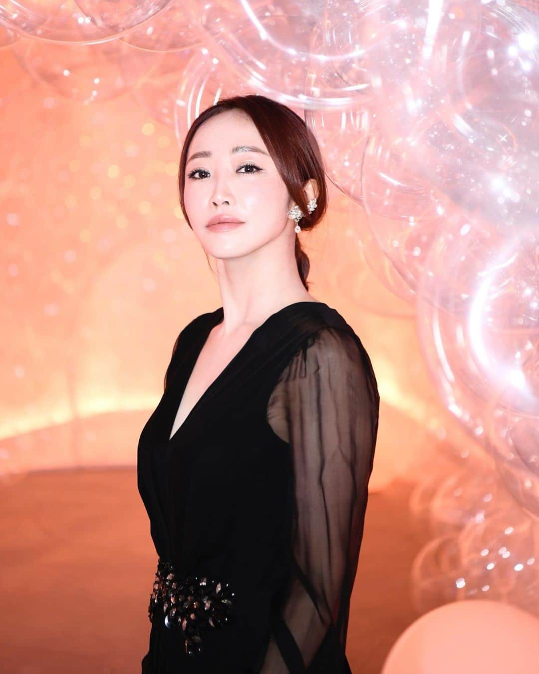 神崎恵のインスタグラム：「・ お休みでしっかり充電し、元気にお仕事開始です。 明日から始まるクレ・ド・ポー ボーテ　ポップアップのイベントに参加しました。 誕生から 10 周年を迎える美容液「ル・セラム」の POPUP イベント「輝きの原点にもどる鍵」。 わたしも愛用し続けているル・セラムのパワーや魅力を目で、耳で、肌で堪能できる空間でした。 美容の仕事を始めてから、覚えておきたい、大切にしたい言葉が増えるのだけれど、クレ・ド・ポー ボーテの「肌の知性」もそのひとつ。 肌も脳のように自ら感じ、考え、 判断する能力をもっている。 この知性を高めることで、肌はまだまだ美しく輝く。 肌や美容の可能性を知れば知るほど、 期待と希望が募ります。  ポップアップでは、5 つのゾーンで様々な体験をすることができ、 進むごとに「わたしの肌もまだまだキレイになれるかも？」と期待が膨らみました。 楽しかった！  ポップアップは2023 年 8 月 1 8 日(金)〜8 月 27 日(日)まで、事前予約制とのことです。  @cledepeaubeaute #クレドポーボーテ」